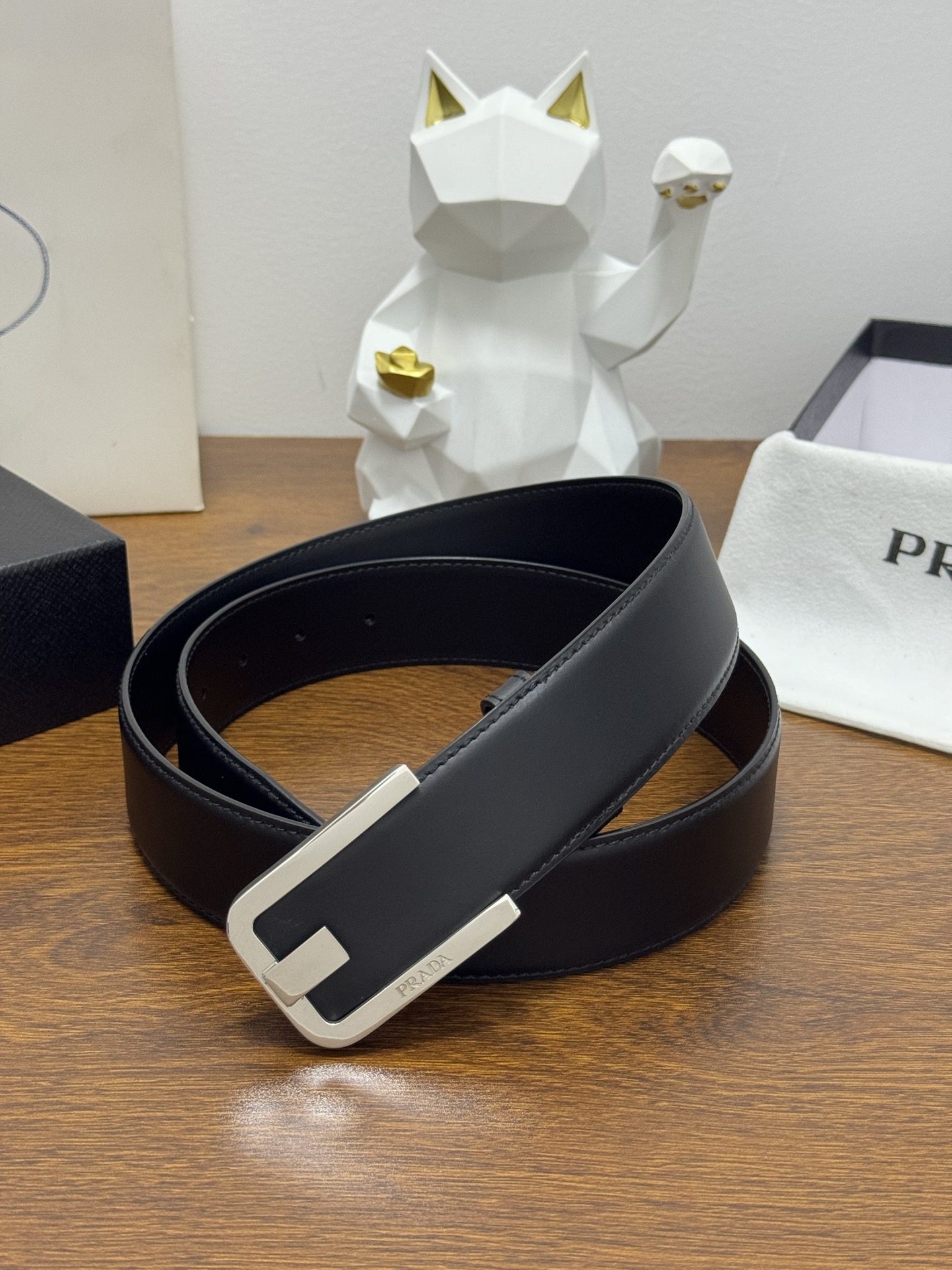 PRADA   4.0cm      
颜色：黑
平纹纹理牛皮品质
每个细节都体现出至高的品味和格调
整体造型增添优雅韵味  
低调奢华的典范
优雅迷人气息
精致的手工艺制作。P180