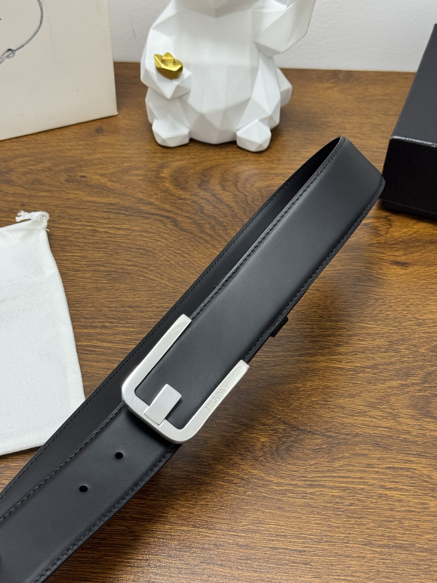 PRADA   4.0cm      
颜色：黑
平纹纹理牛皮品质
每个细节都体现出至高的品味和格调
整体造型增添优雅韵味  
低调奢华的典范
优雅迷人气息
精致的手工艺制作。P180