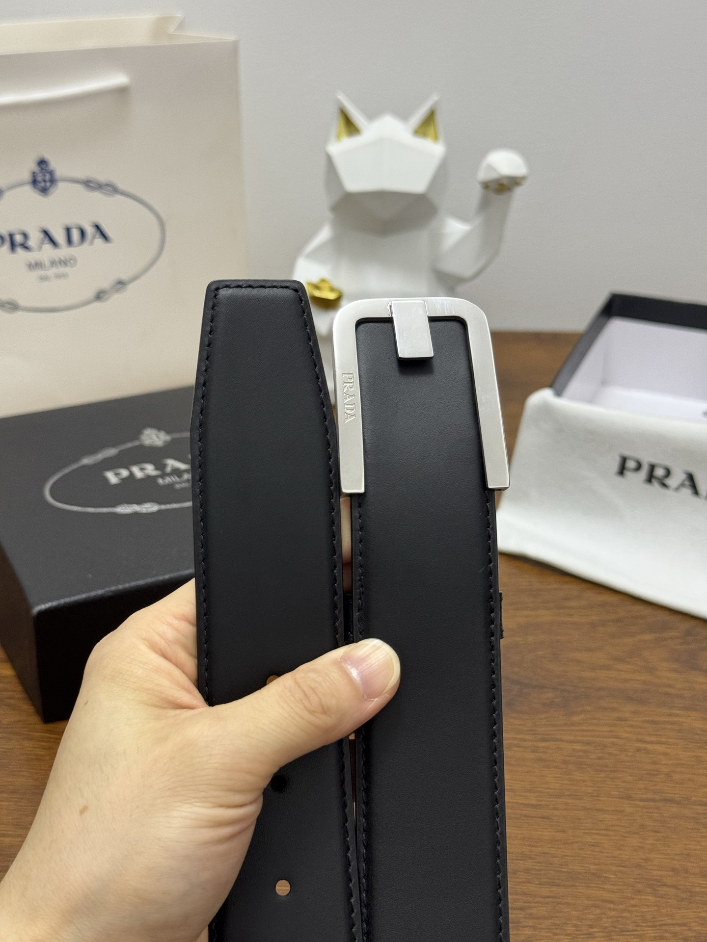 PRADA   4.0cm      
颜色：黑
平纹纹理牛皮品质
每个细节都体现出至高的品味和格调
整体造型增添优雅韵味  
低调奢华的典范
优雅迷人气息
精致的手工艺制作。P180