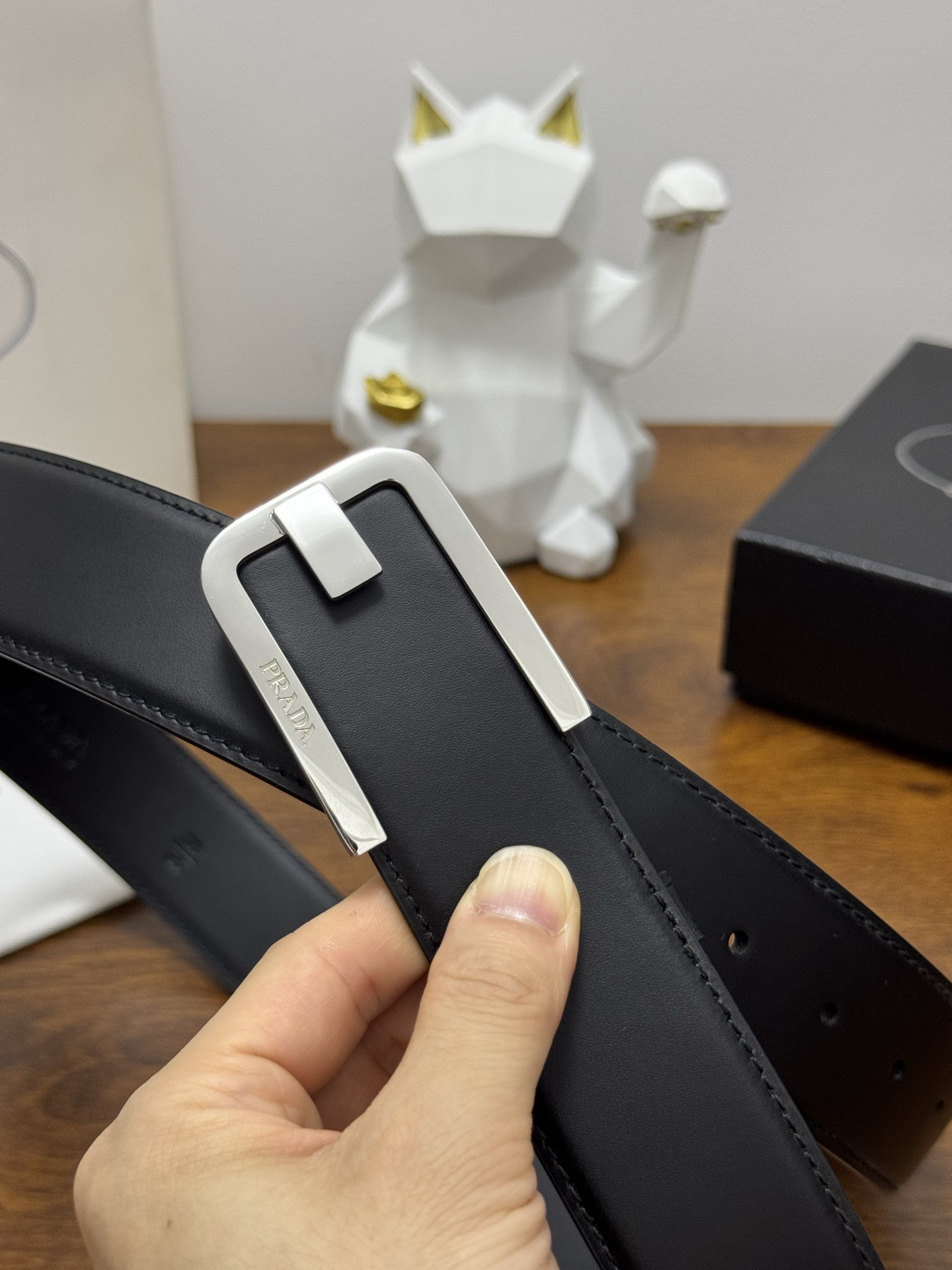 PRADA   4.0cm      
颜色：黑
平纹纹理牛皮品质
每个细节都体现出至高的品味和格调
整体造型增添优雅韵味  
低调奢华的典范
优雅迷人气息
精致的手工艺制作。P180