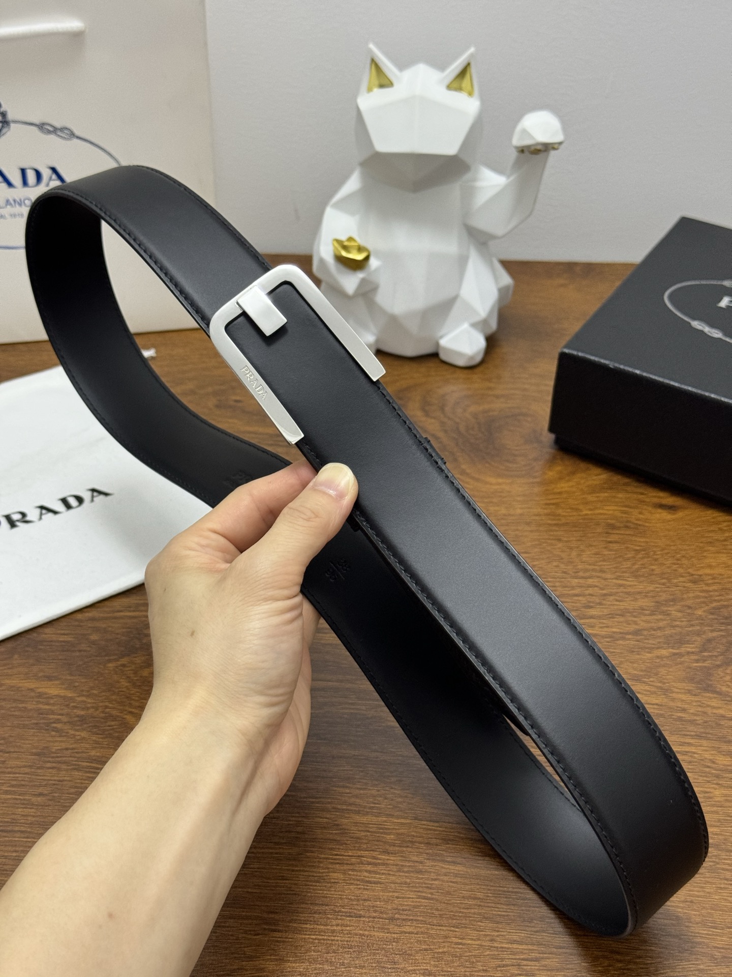 PRADA   4.0cm      
颜色：黑
平纹纹理牛皮品质
每个细节都体现出至高的品味和格调
整体造型增添优雅韵味  
低调奢华的典范
优雅迷人气息
精致的手工艺制作。P180