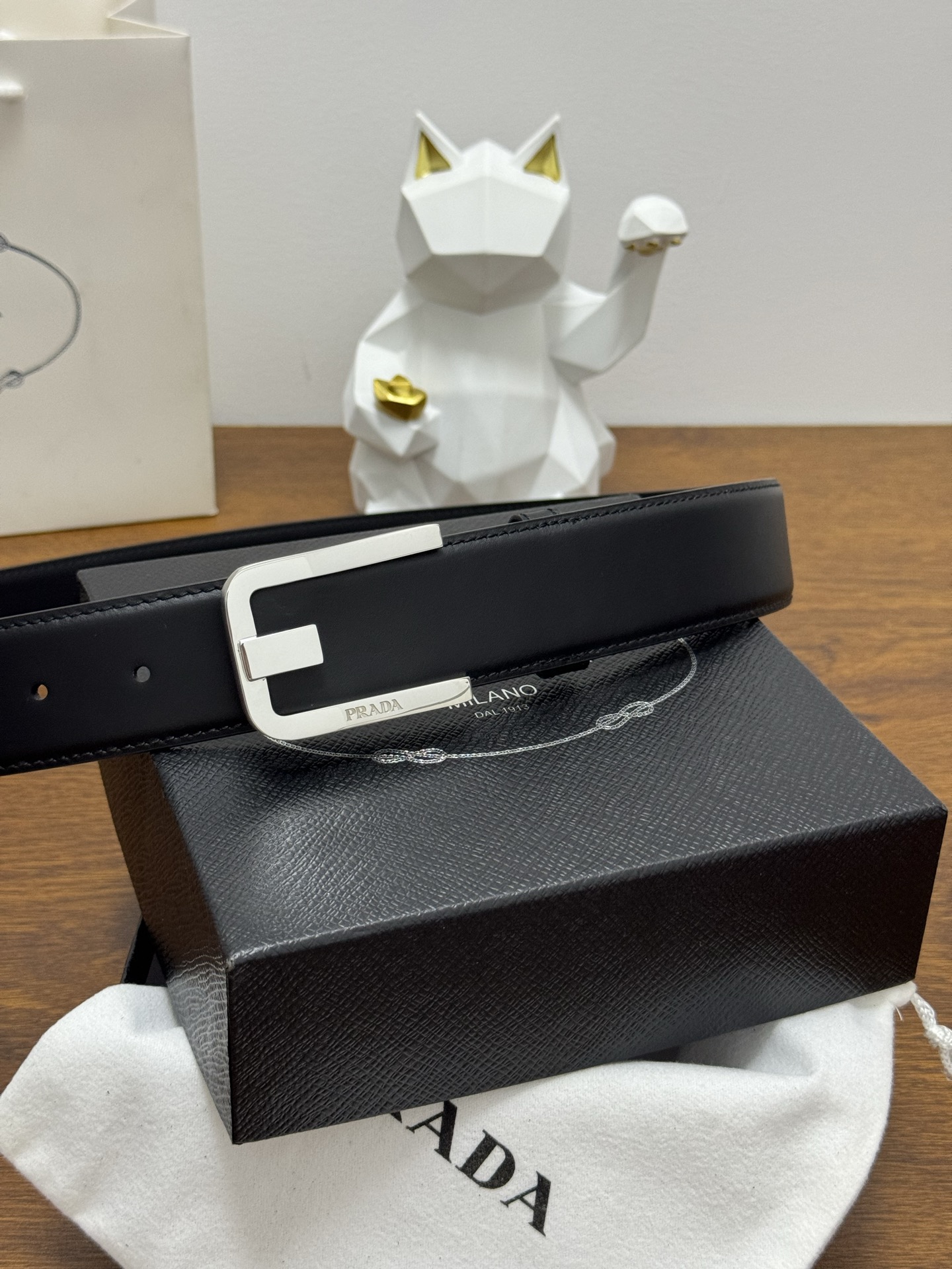 PRADA   4.0cm      
颜色：黑
平纹纹理牛皮品质
每个细节都体现出至高的品味和格调
整体造型增添优雅韵味  
低调奢华的典范
优雅迷人气息
精致的手工艺制作。P180