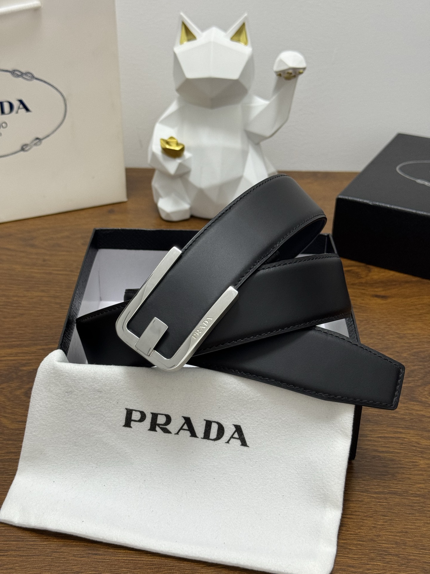 PRADA   4.0cm      
颜色：黑
平纹纹理牛皮品质
每个细节都体现出至高的品味和格调
整体造型增添优雅韵味  
低调奢华的典范
优雅迷人气息
精致的手工艺制作。P180