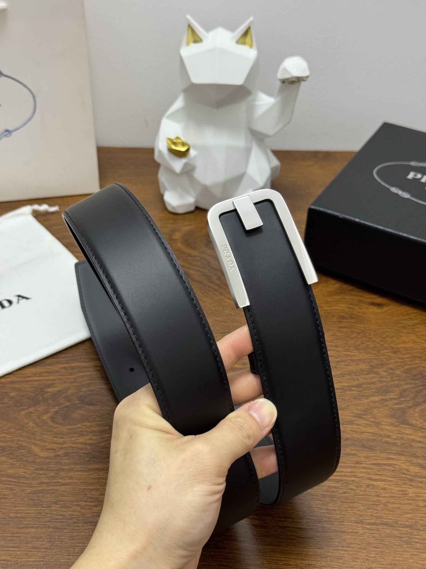 PRADA   4.0cm      
颜色：黑
平纹纹理牛皮品质
每个细节都体现出至高的品味和格调
整体造型增添优雅韵味  
低调奢华的典范
优雅迷人气息
精致的手工艺制作。P180