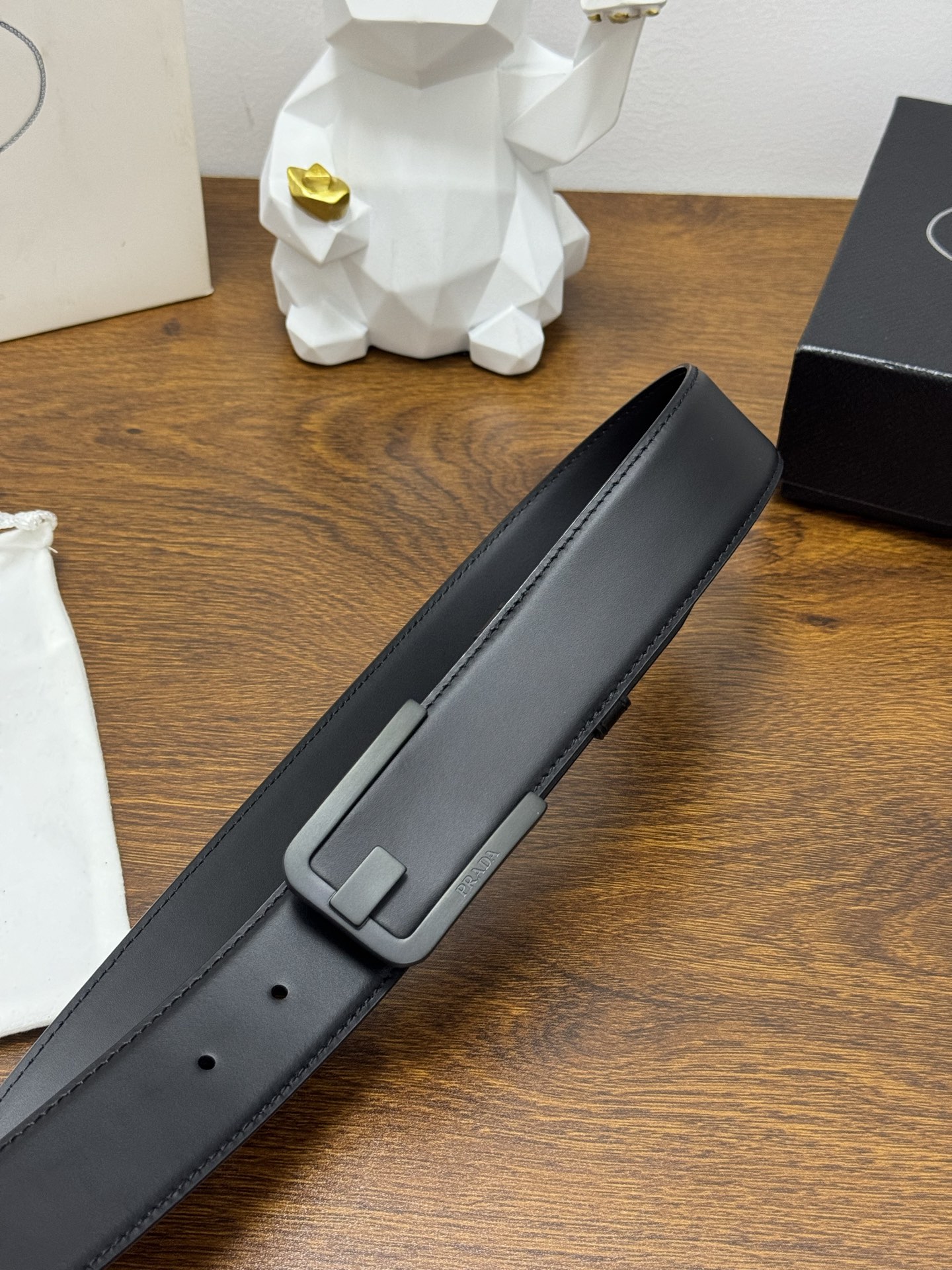 PRADA   4.0cm      
颜色：黑
平纹纹理牛皮品质
每个细节都体现出至高的品味和格调
整体造型增添优雅韵味  
低调奢华的典范
优雅迷人气息
精致的手工艺制作。P180