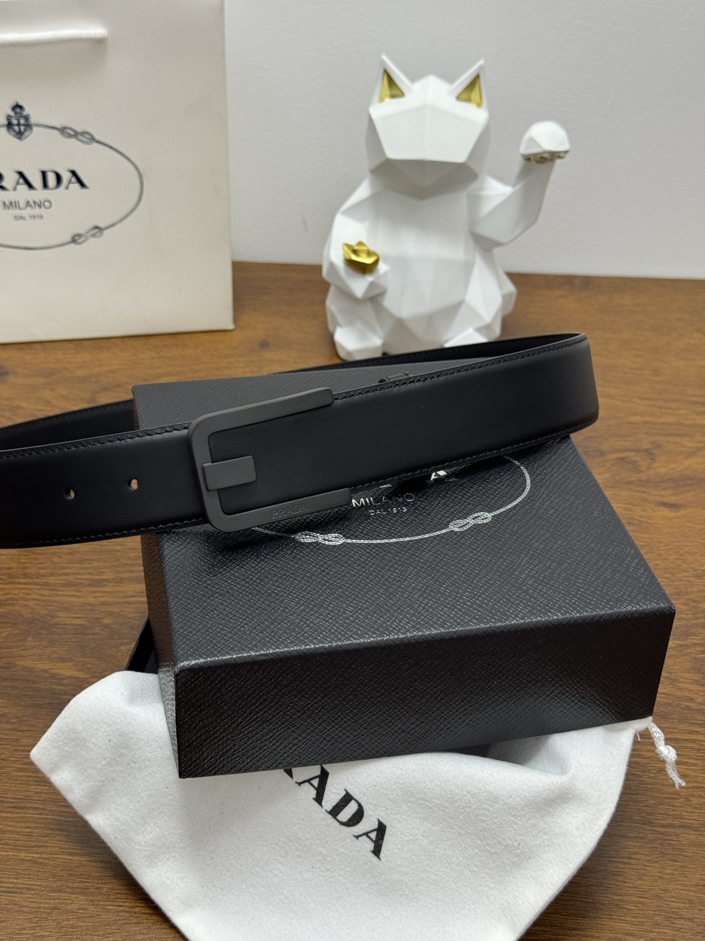 PRADA   4.0cm      
颜色：黑
平纹纹理牛皮品质
每个细节都体现出至高的品味和格调
整体造型增添优雅韵味  
低调奢华的典范
优雅迷人气息
精致的手工艺制作。P180