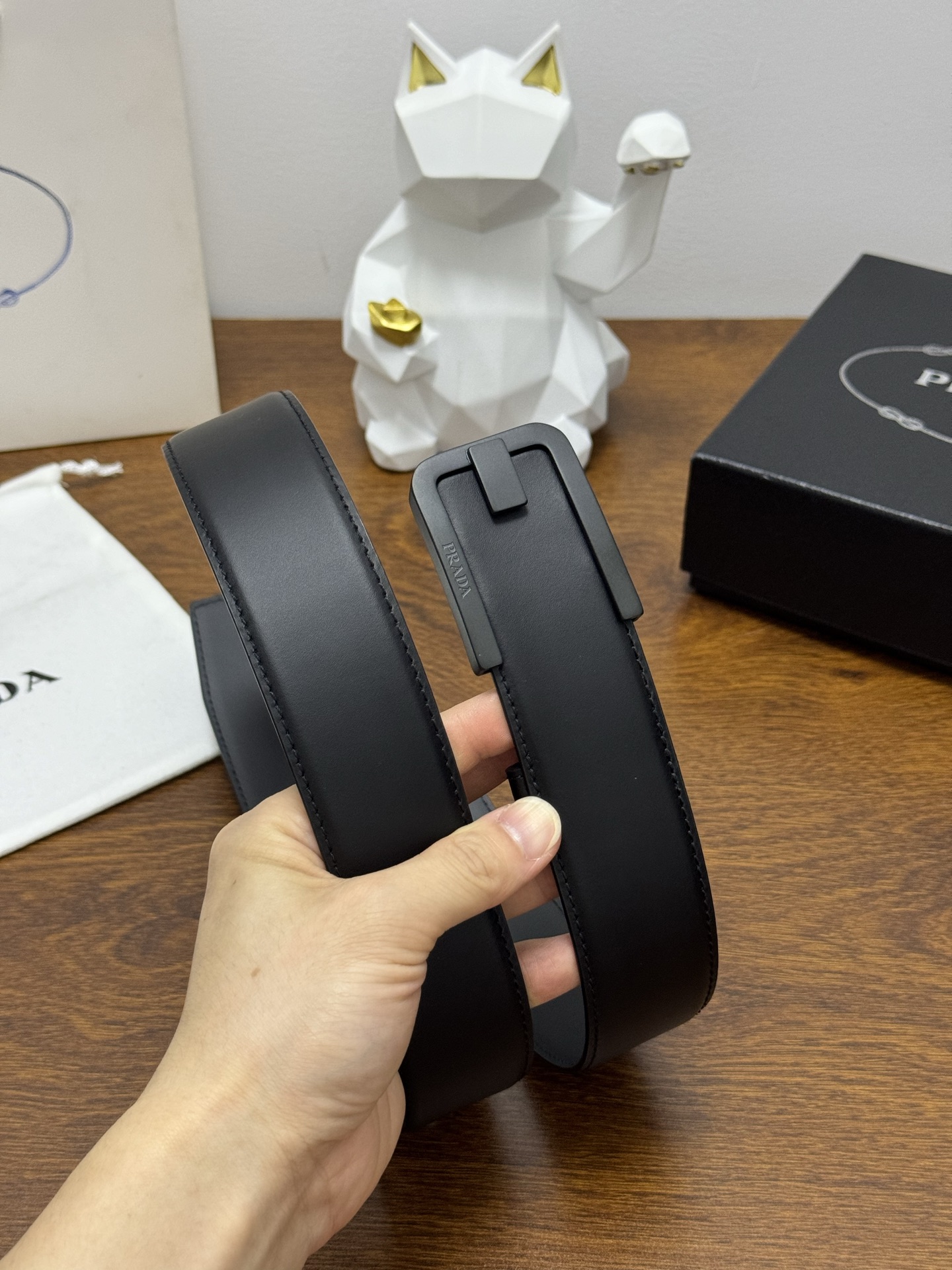 PRADA   4.0cm      
颜色：黑
平纹纹理牛皮品质
每个细节都体现出至高的品味和格调
整体造型增添优雅韵味  
低调奢华的典范
优雅迷人气息
精致的手工艺制作。P180