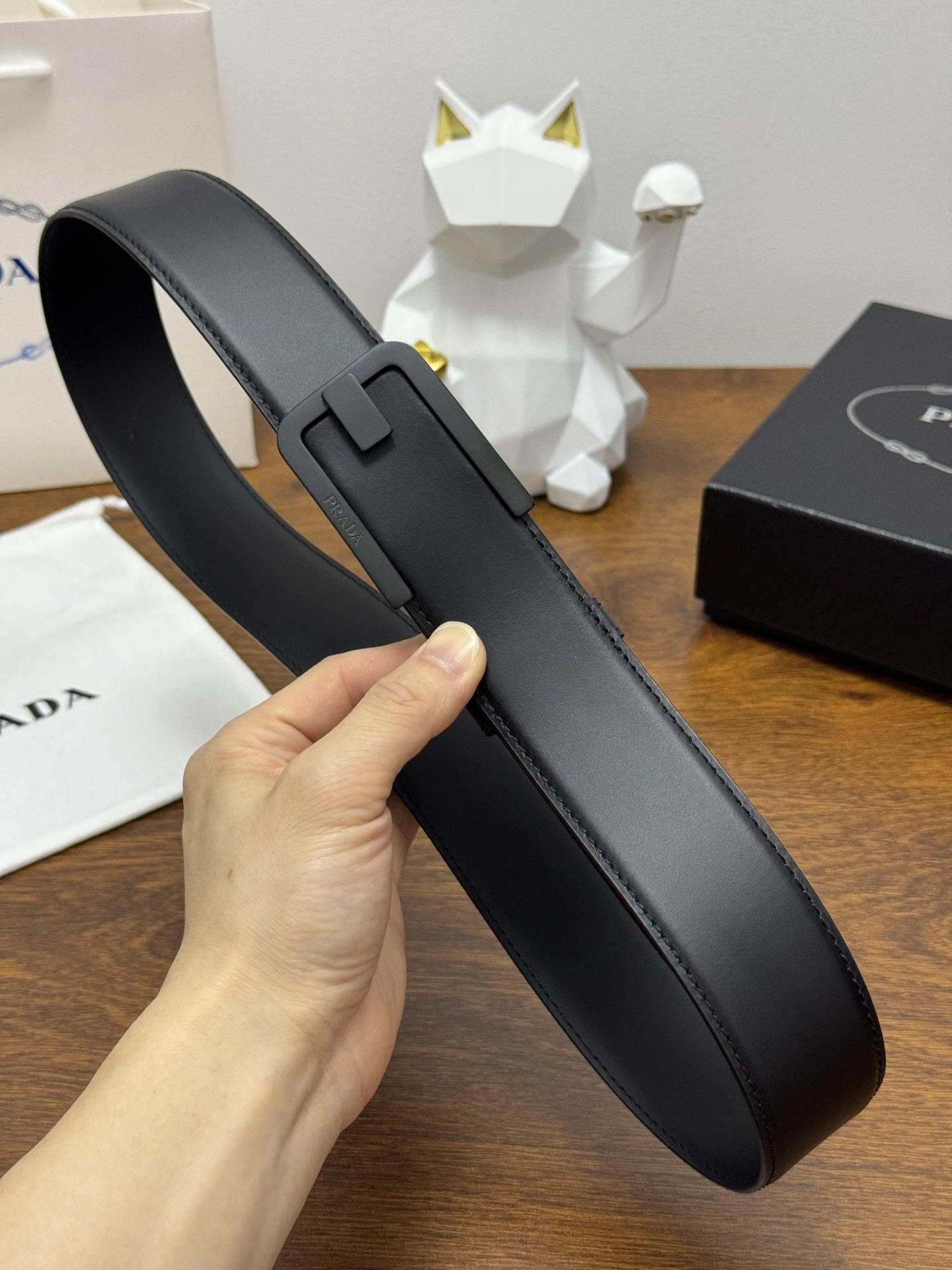 PRADA   4.0cm      
颜色：黑
平纹纹理牛皮品质
每个细节都体现出至高的品味和格调
整体造型增添优雅韵味  
低调奢华的典范
优雅迷人气息
精致的手工艺制作。P180