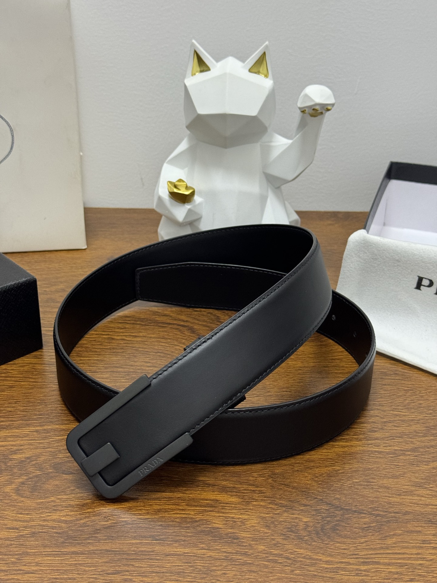 PRADA   4.0cm      
颜色：黑
平纹纹理牛皮品质
每个细节都体现出至高的品味和格调
整体造型增添优雅韵味  
低调奢华的典范
优雅迷人气息
精致的手工艺制作。P180