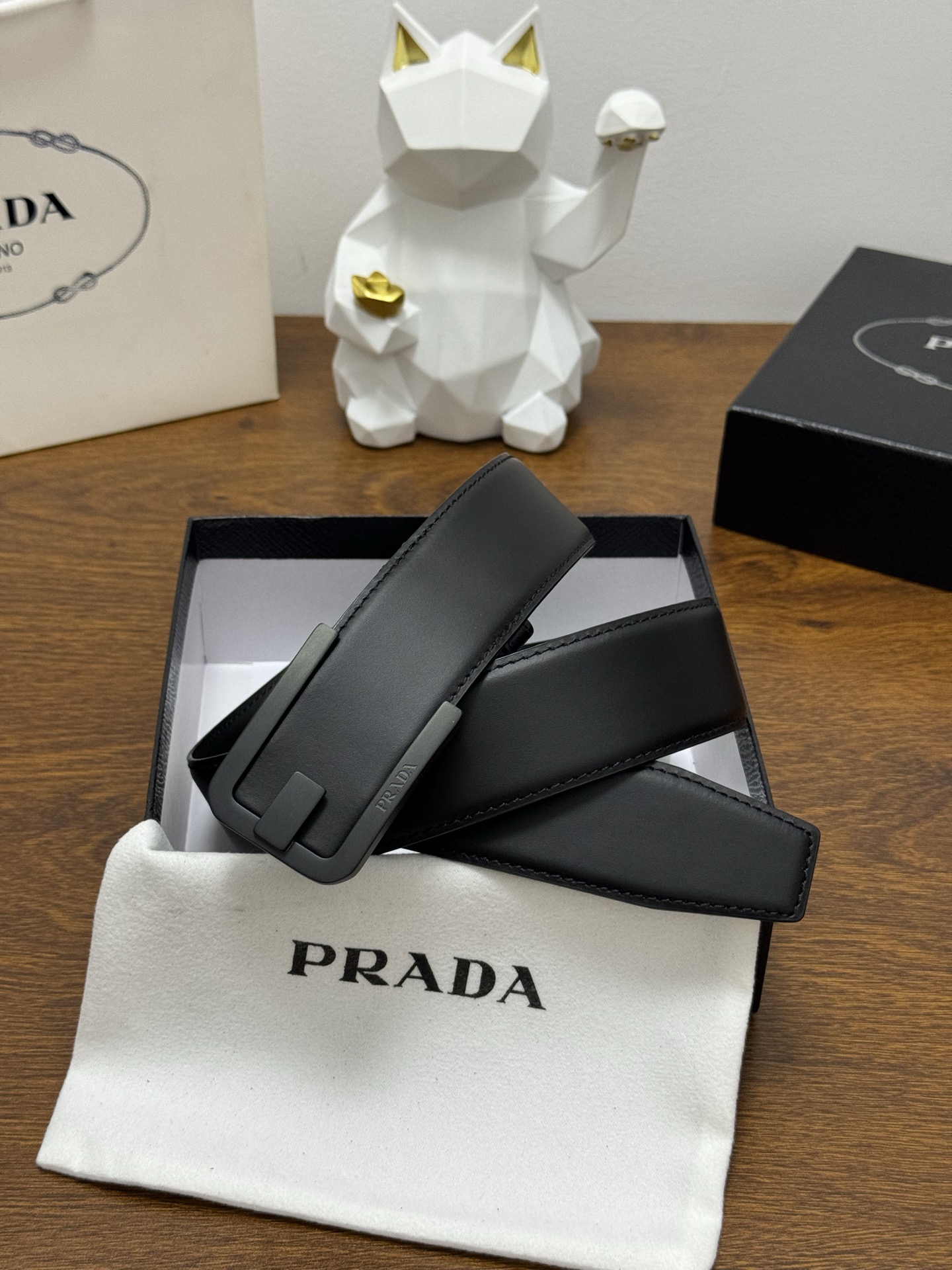 PRADA   4.0cm      
颜色：黑
平纹纹理牛皮品质
每个细节都体现出至高的品味和格调
整体造型增添优雅韵味  
低调奢华的典范
优雅迷人气息
精致的手工艺制作。P180