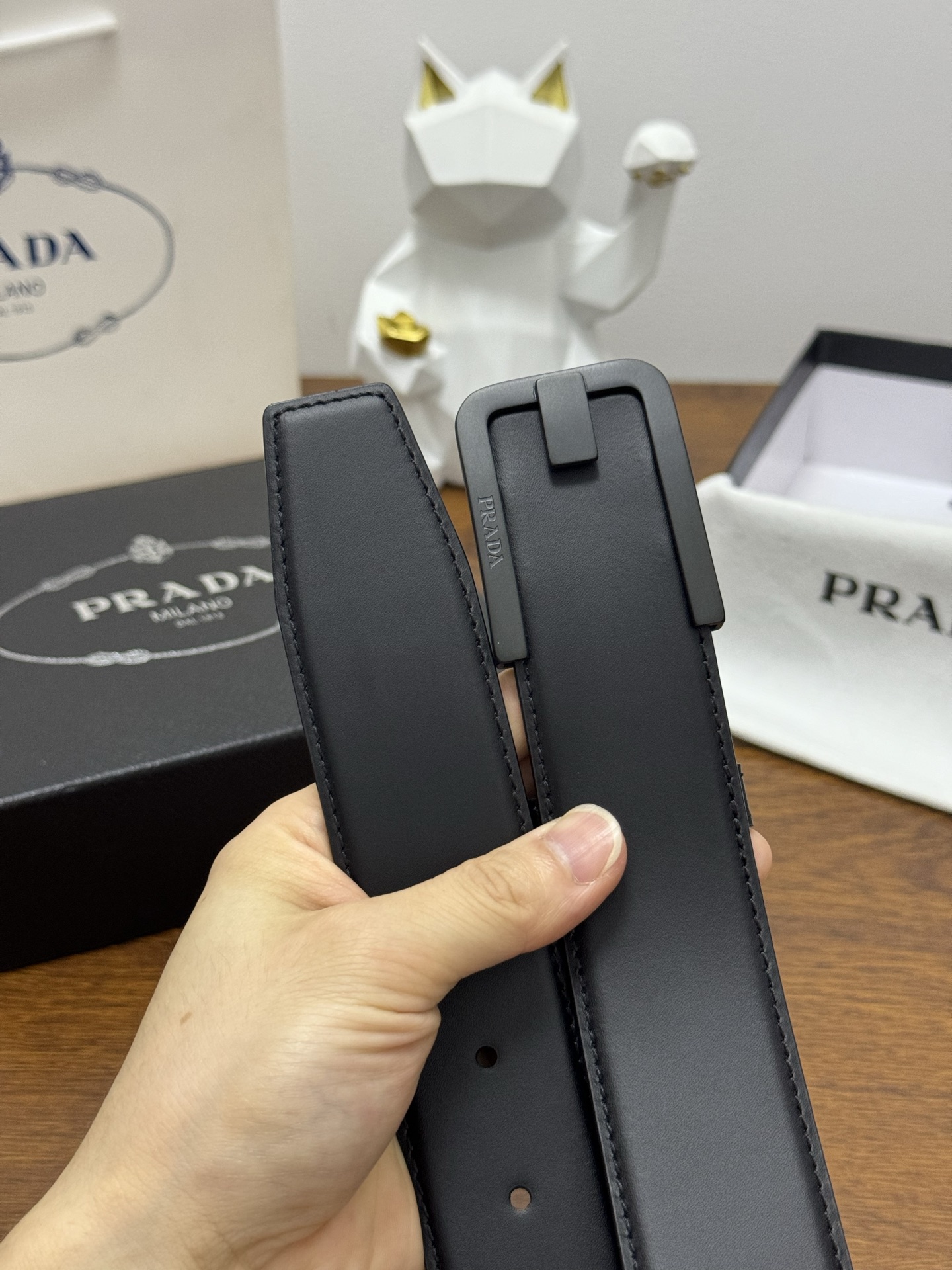 PRADA   4.0cm      
颜色：黑
平纹纹理牛皮品质
每个细节都体现出至高的品味和格调
整体造型增添优雅韵味  
低调奢华的典范
优雅迷人气息
精致的手工艺制作。P180