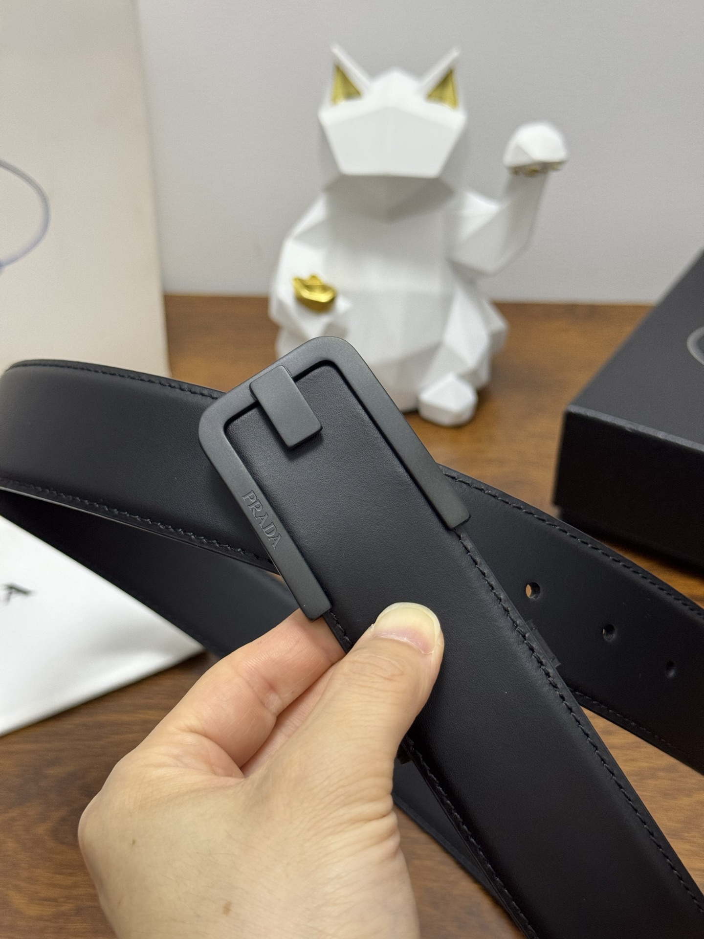 PRADA   4.0cm      
颜色：黑
平纹纹理牛皮品质
每个细节都体现出至高的品味和格调
整体造型增添优雅韵味  
低调奢华的典范
优雅迷人气息
精致的手工艺制作。P180