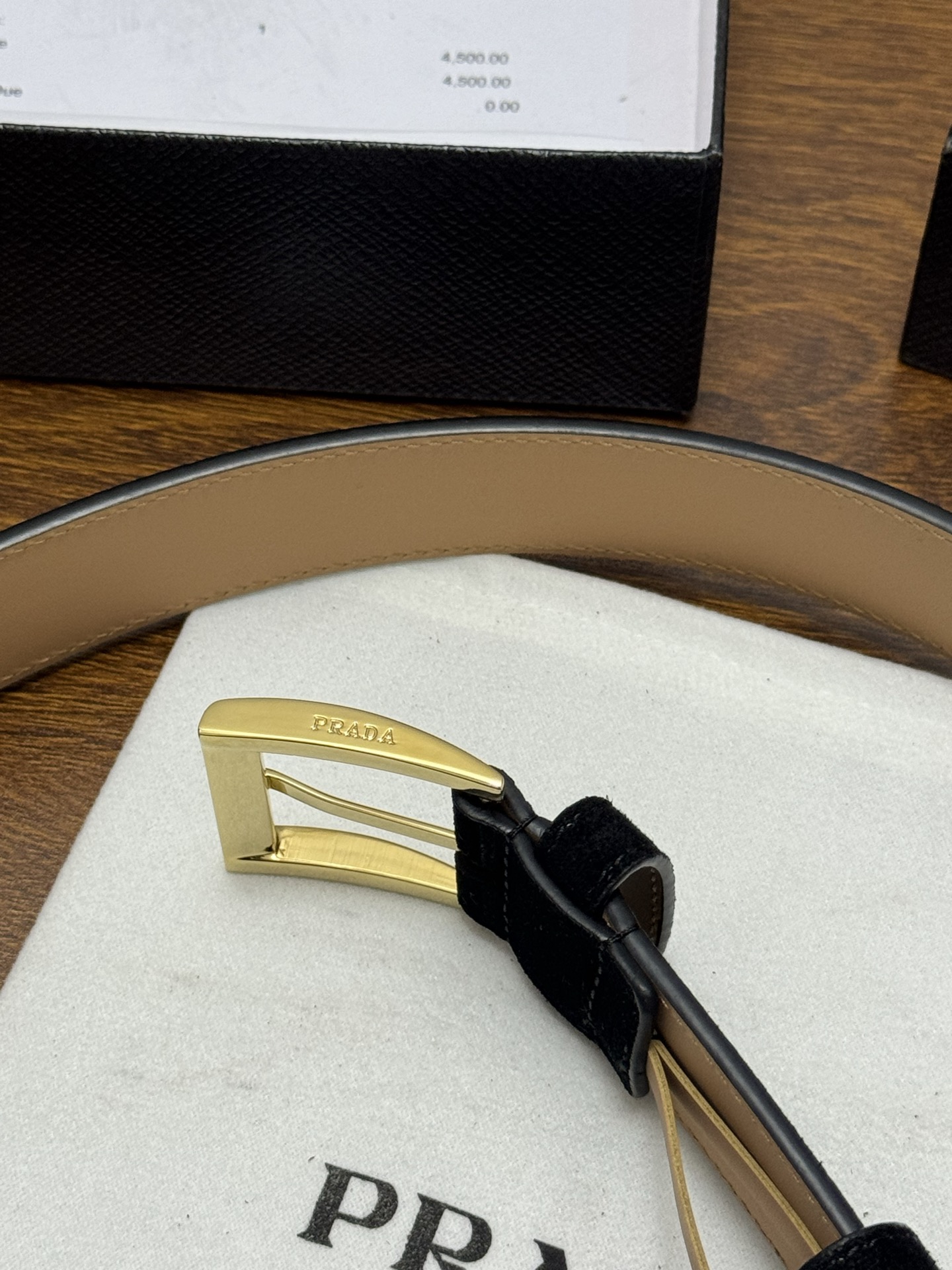 PRADA 3.5cm 颜色：黑色绒面皮革腰带风格简约之作末端醒目装饰涂珐琅三角形金属徽标 每个细节都体