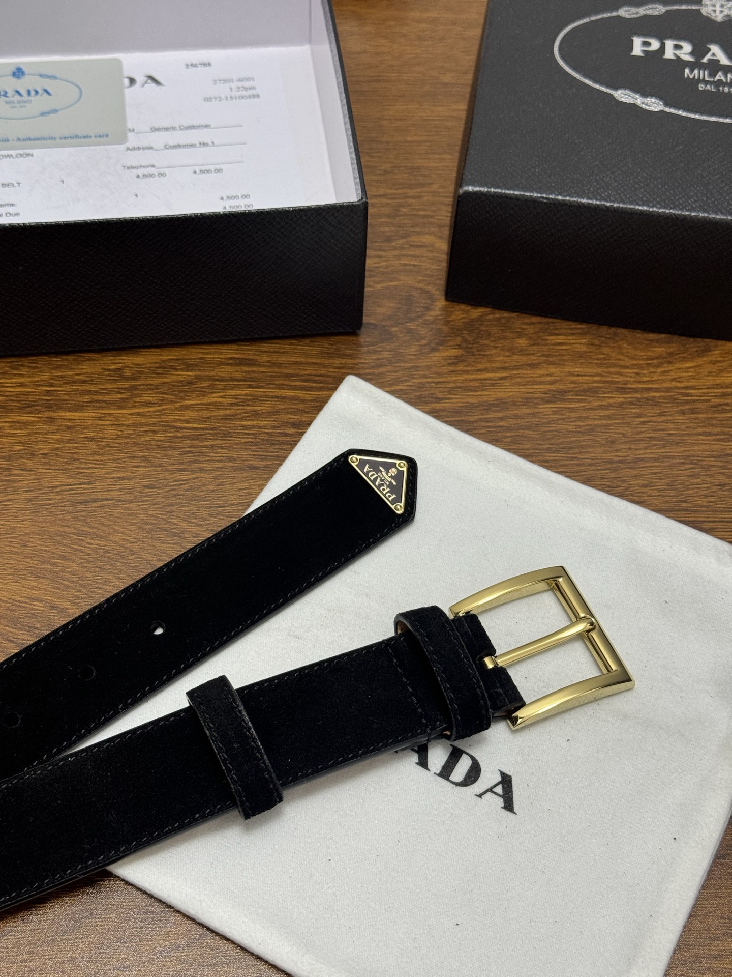 PRADA 3.5cm 颜色：黑色绒面皮革腰带风格简约之作末端醒目装饰涂珐琅三角形金属徽标 每个细节都体