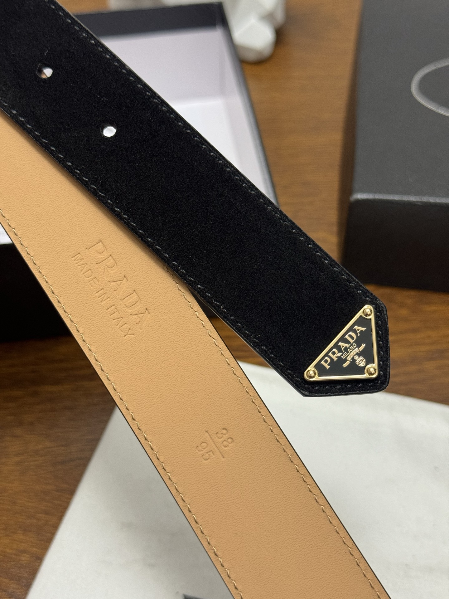 PRADA 3.5cm 颜色：黑色绒面皮革腰带风格简约之作末端醒目装饰涂珐琅三角形金属徽标 每个细节都体