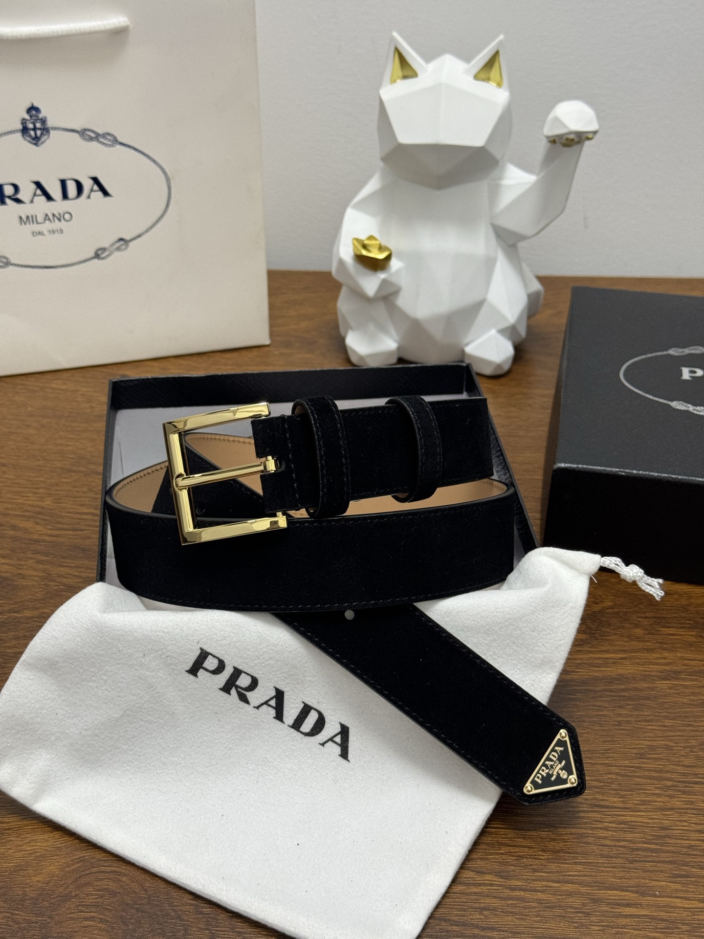 PRADA 3.5cm 颜色：黑色绒面皮革腰带风格简约之作末端醒目装饰涂珐琅三角形金属徽标 每个细节都体