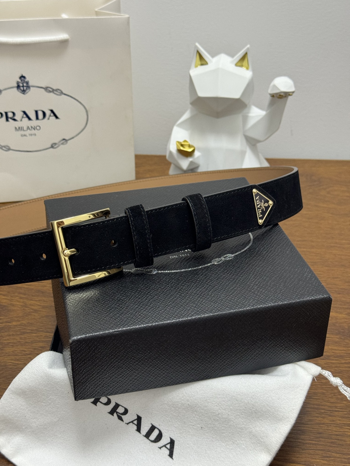 PRADA 3.5cm 颜色：黑色绒面皮革腰带风格简约之作末端醒目装饰涂珐琅三角形金属徽标 每个细节都体