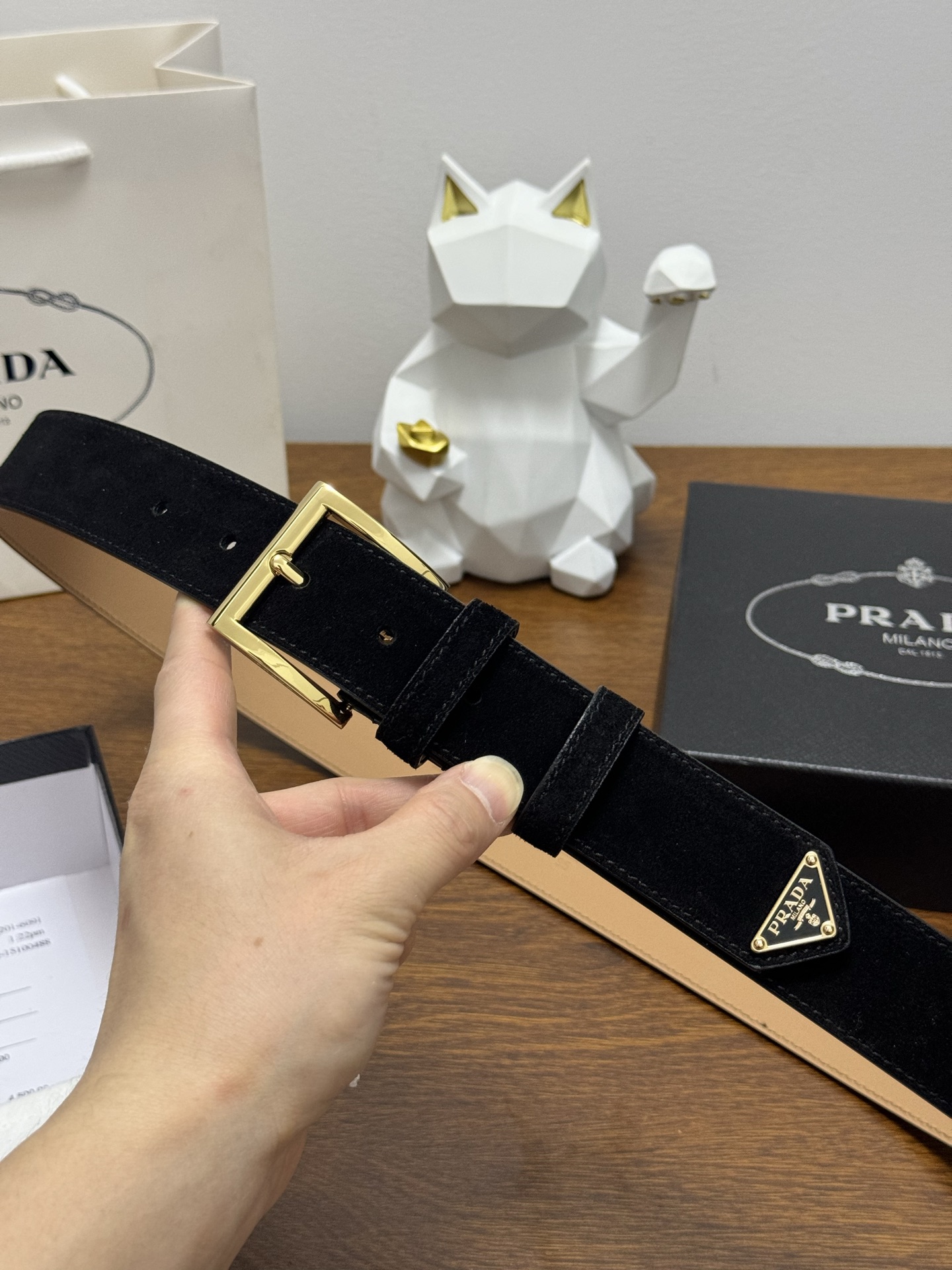 PRADA 3.5cm 颜色：黑色绒面皮革腰带风格简约之作末端醒目装饰涂珐琅三角形金属徽标 每个细节都体