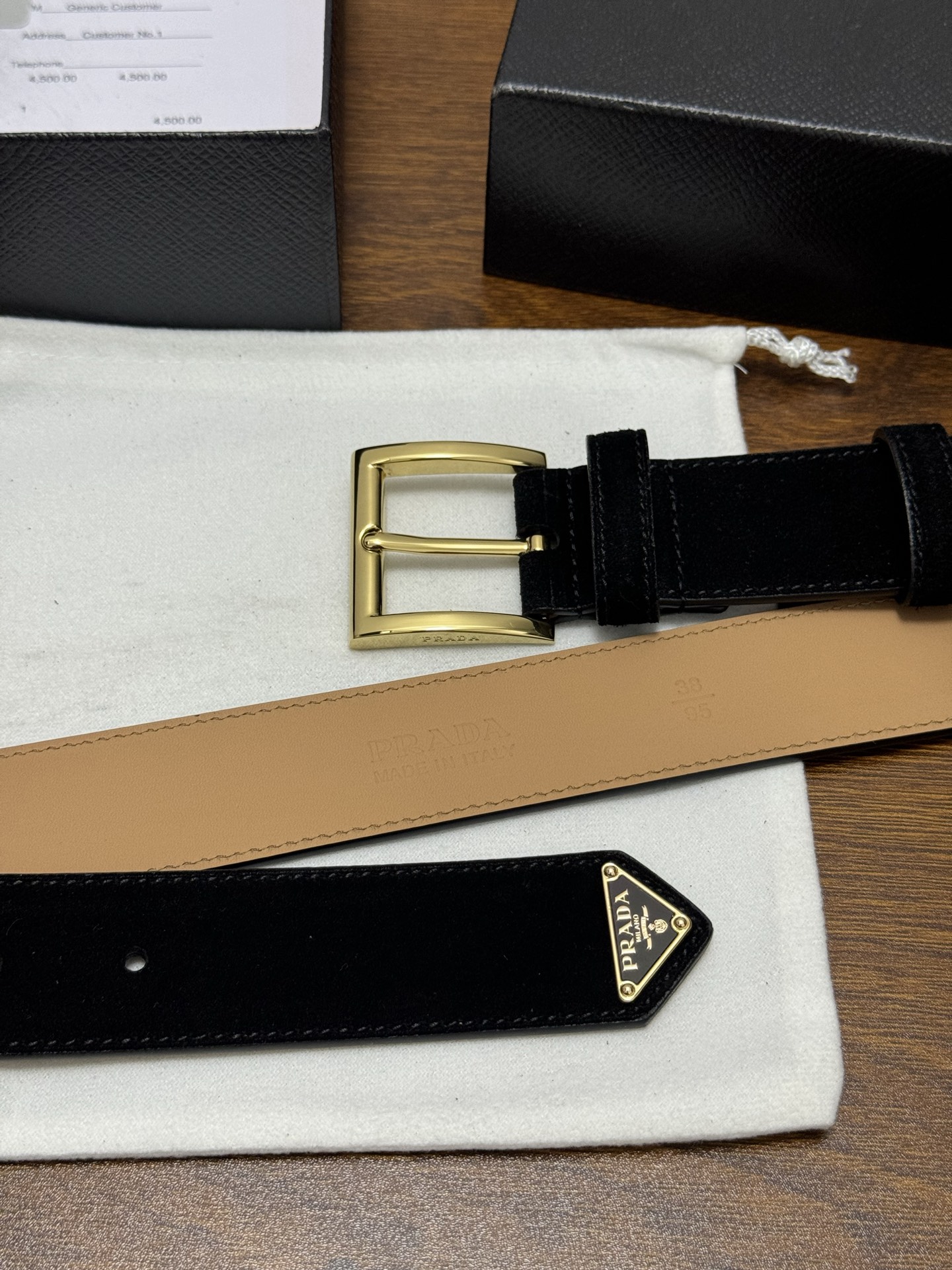 PRADA 3.5cm 颜色：黑色绒面皮革腰带风格简约之作末端醒目装饰涂珐琅三角形金属徽标 每个细节都体