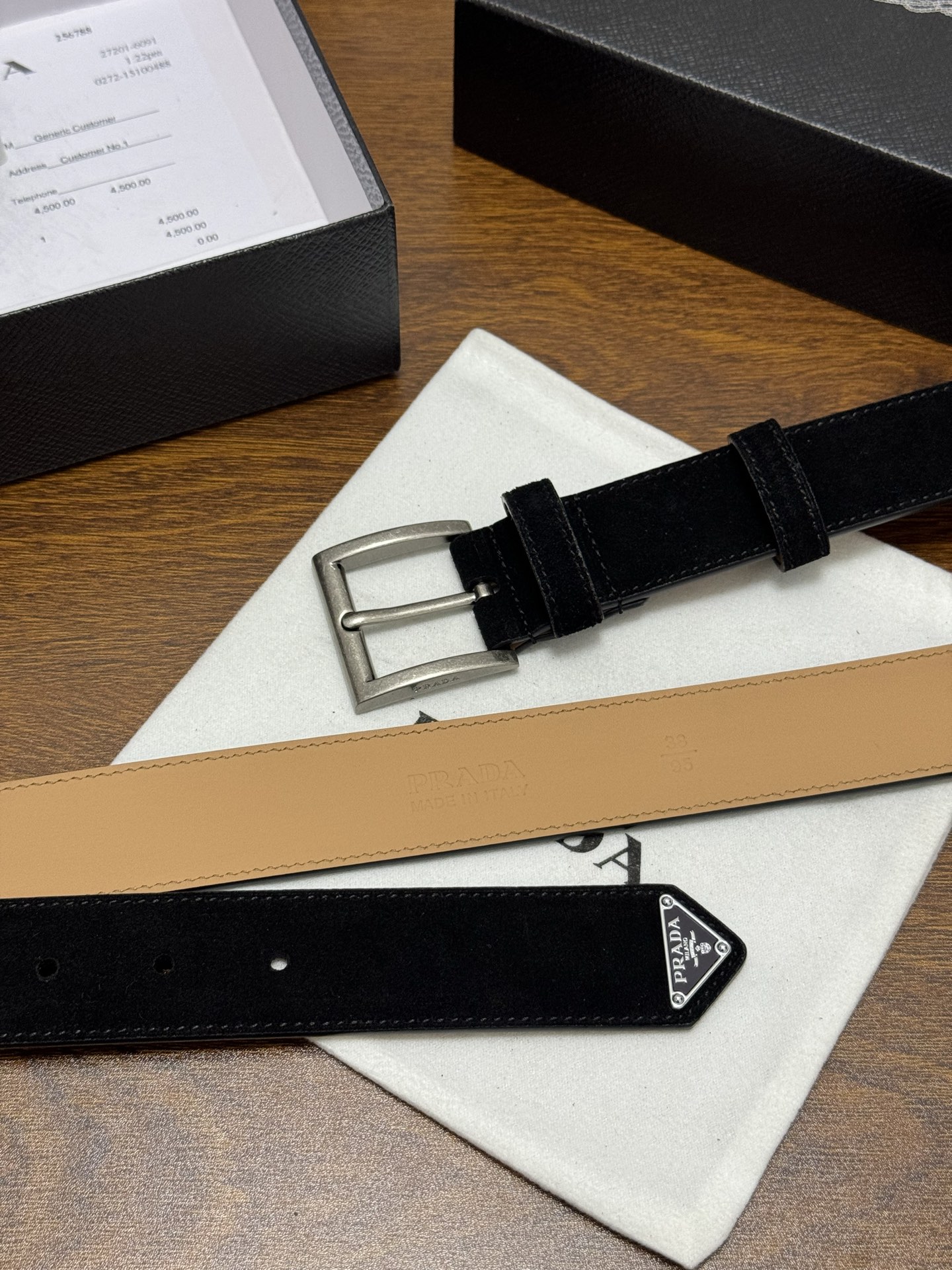 PRADA 3.5cm 颜色：黑色绒面皮革腰带风格简约之作末端醒目装饰涂珐琅三角形金属徽标 每个细节都体