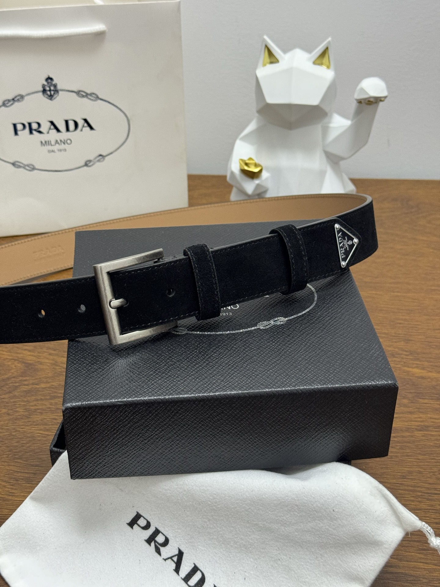 PRADA 3.5cm 颜色：黑色绒面皮革腰带风格简约之作末端醒目装饰涂珐琅三角形金属徽标 每个细节都体