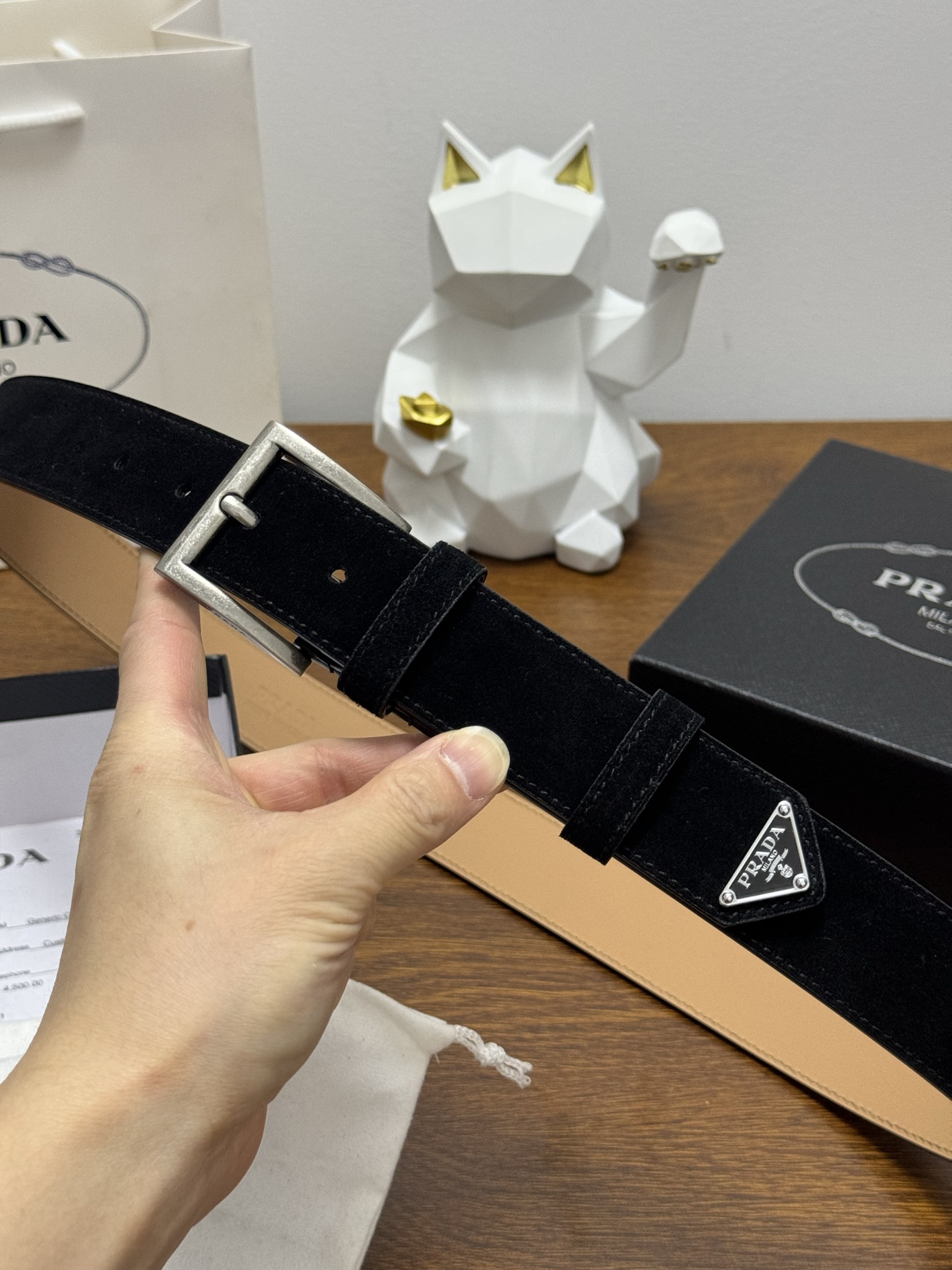 PRADA 3.5cm 颜色：黑色绒面皮革腰带风格简约之作末端醒目装饰涂珐琅三角形金属徽标 每个细节都体