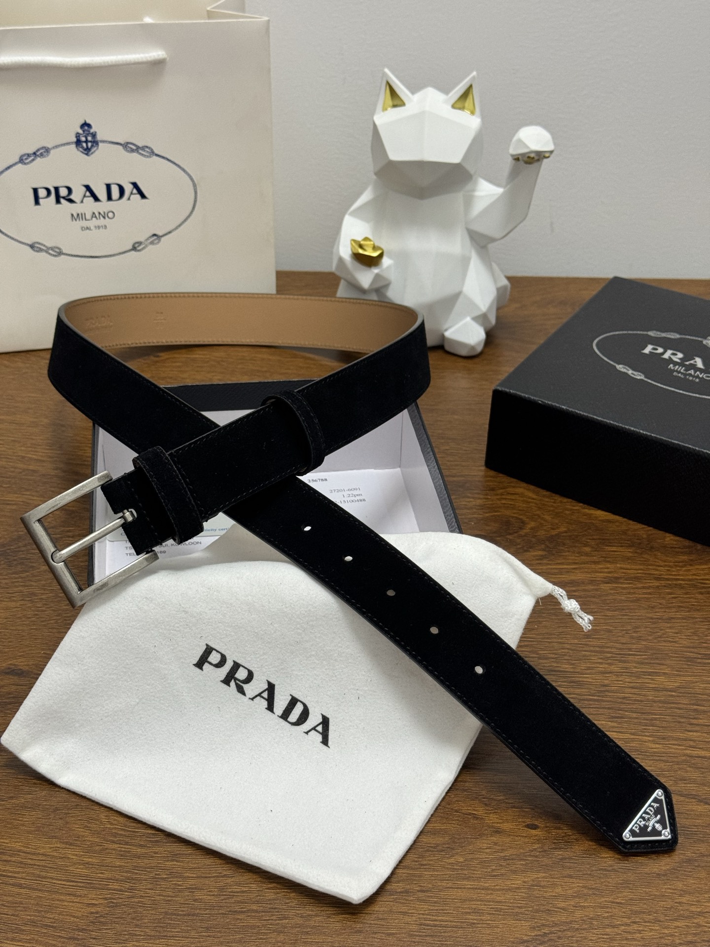 PRADA 3.5cm 颜色：黑色绒面皮革腰带风格简约之作末端醒目装饰涂珐琅三角形金属徽标 每个细节都体