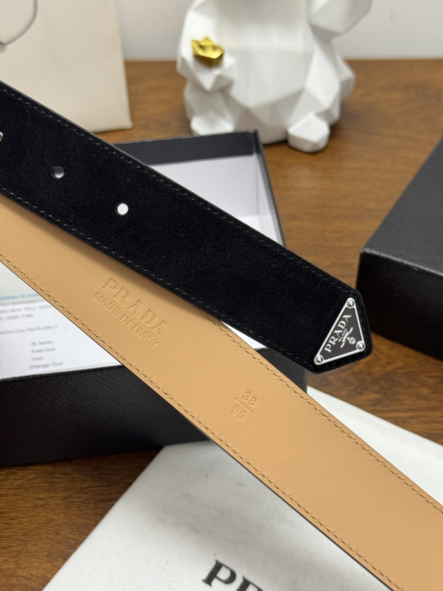 PRADA 3.5cm 颜色：黑色绒面皮革腰带风格简约之作末端醒目装饰涂珐琅三角形金属徽标 每个细节都体