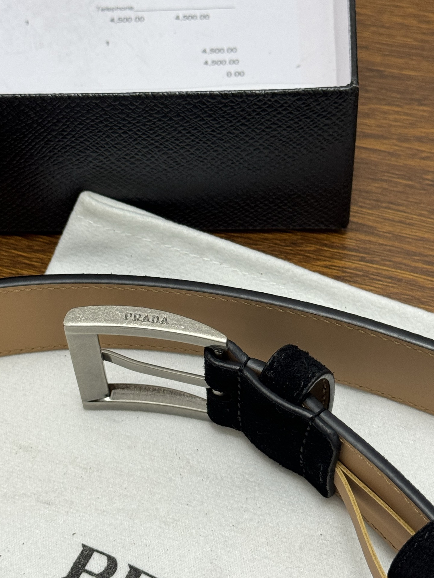 PRADA 3.5cm 颜色：黑色绒面皮革腰带风格简约之作末端醒目装饰涂珐琅三角形金属徽标 每个细节都体