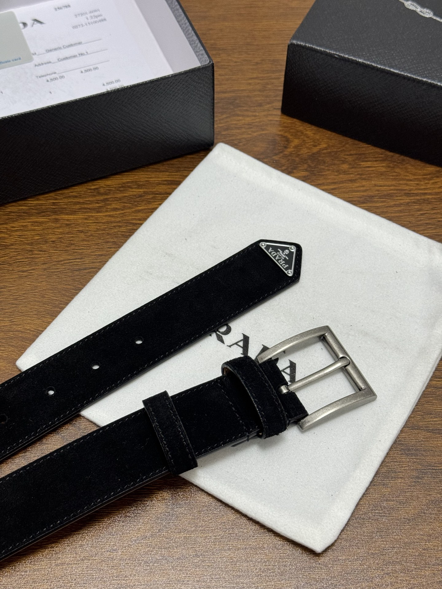 PRADA 3.5cm 颜色：黑色绒面皮革腰带风格简约之作末端醒目装饰涂珐琅三角形金属徽标 每个细节都体