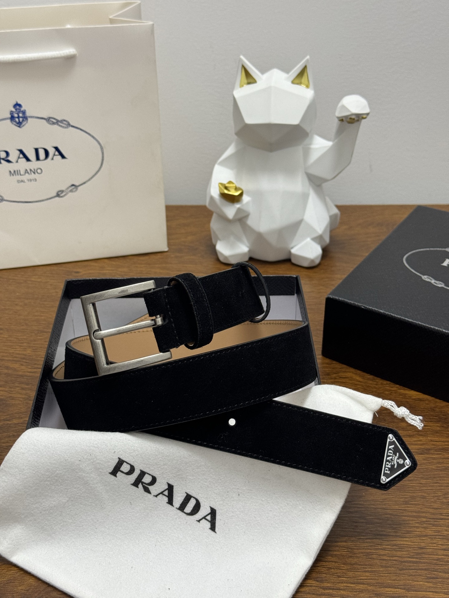 PRADA 3.5cm 颜色：黑色绒面皮革腰带风格简约之作末端醒目装饰涂珐琅三角形金属徽标 每个细节都体