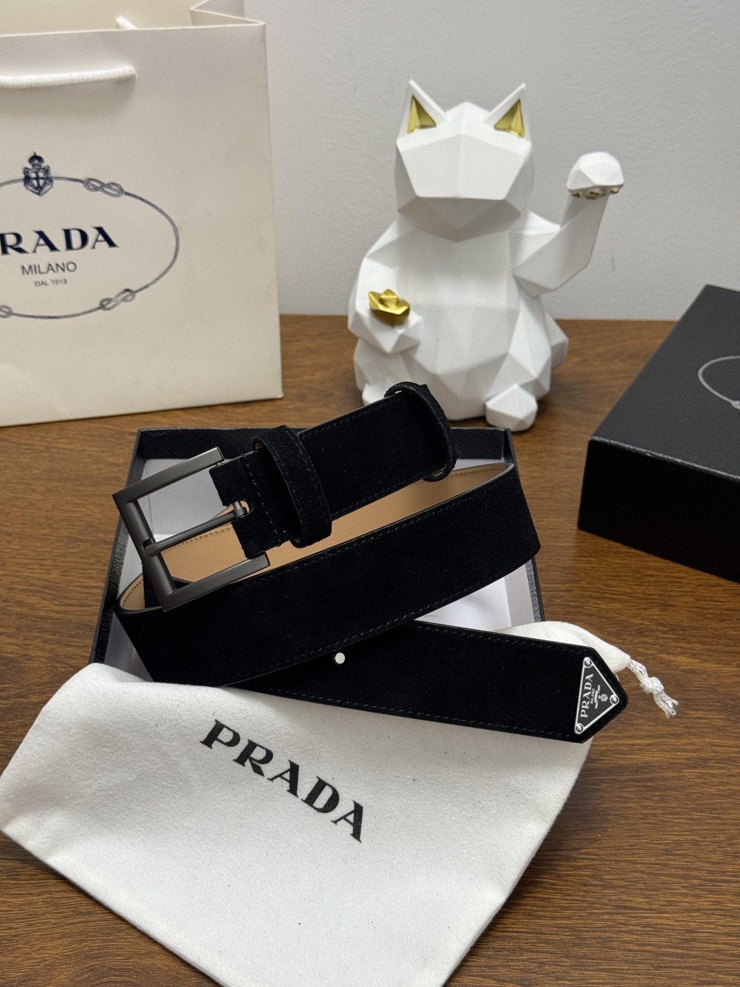 PRADA 3.5cm 颜色：黑色绒面皮革腰带风格简约之作末端醒目装饰涂珐琅三角形金属徽标 每个细节都体
