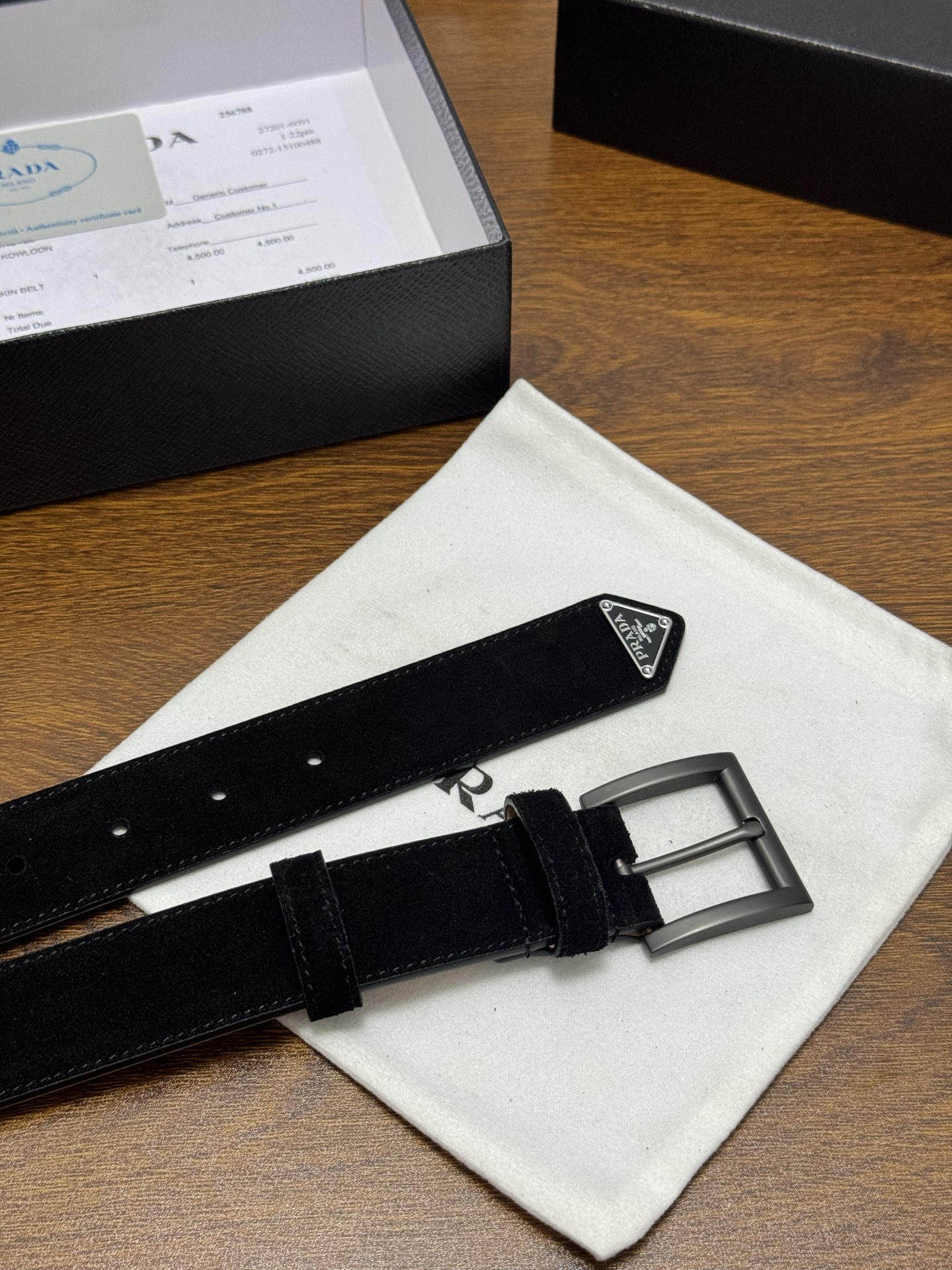 PRADA 3.5cm 颜色：黑色绒面皮革腰带风格简约之作末端醒目装饰涂珐琅三角形金属徽标 每个细节都体