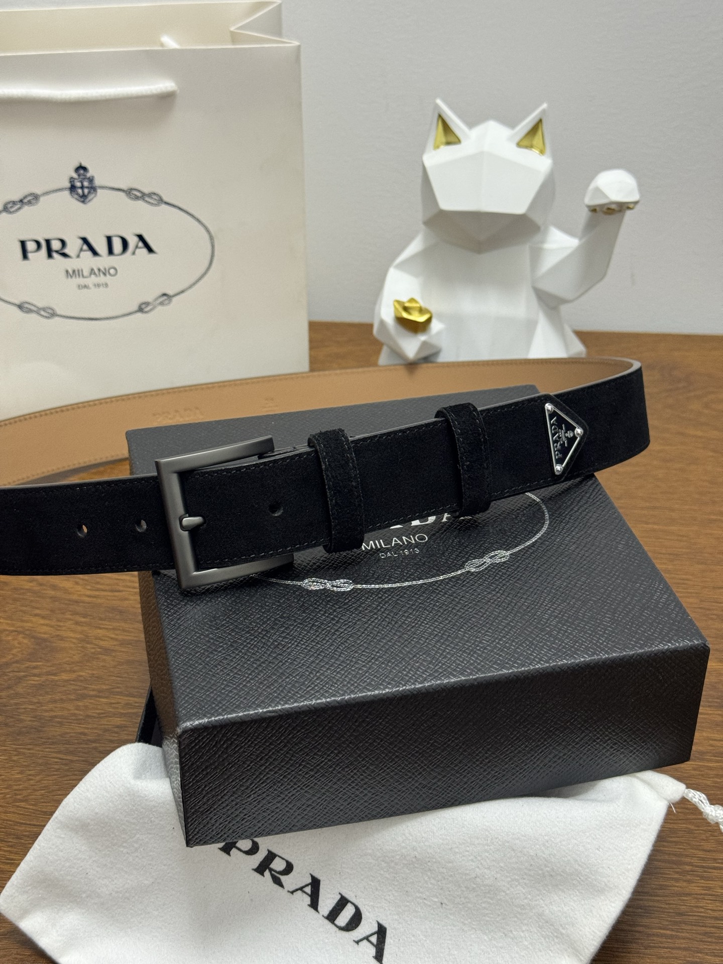 PRADA 3.5cm 颜色：黑色绒面皮革腰带风格简约之作末端醒目装饰涂珐琅三角形金属徽标 每个细节都体