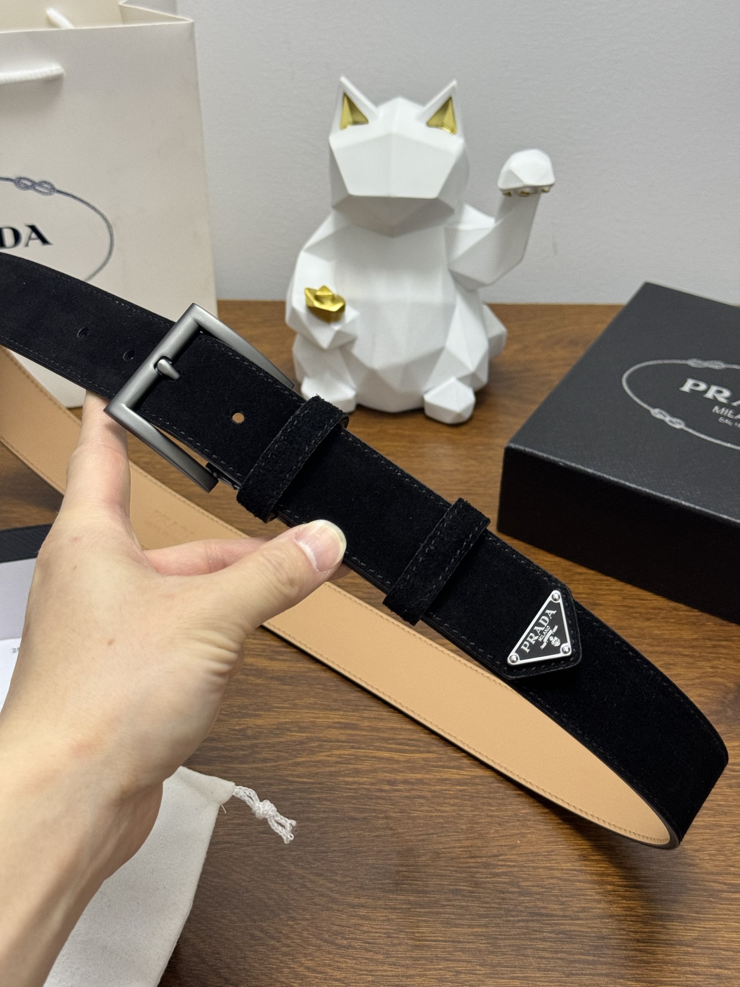 PRADA 3.5cm 颜色：黑色绒面皮革腰带风格简约之作末端醒目装饰涂珐琅三角形金属徽标 每个细节都体