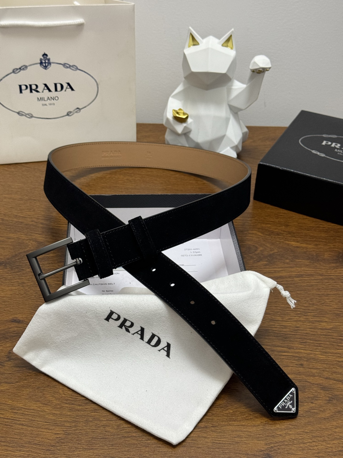 PRADA 3.5cm 颜色：黑色绒面皮革腰带风格简约之作末端醒目装饰涂珐琅三角形金属徽标 每个细节都体