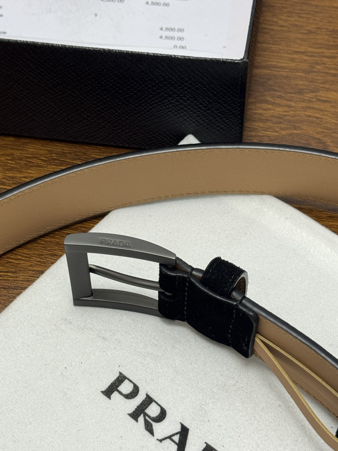 PRADA 3.5cm 颜色：黑色绒面皮革腰带风格简约之作末端醒目装饰涂珐琅三角形金属徽标 每个细节都体