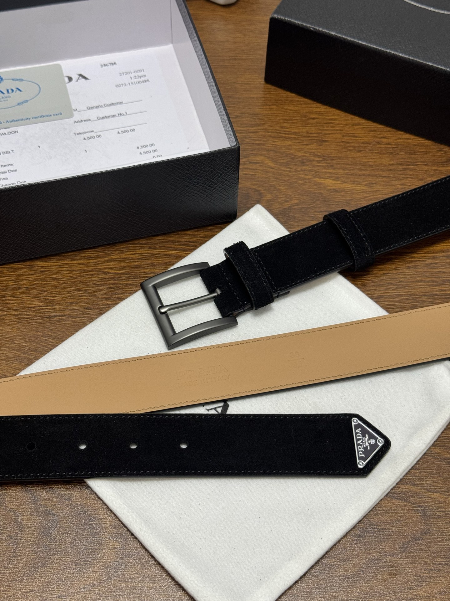 PRADA 3.5cm 颜色：黑色绒面皮革腰带风格简约之作末端醒目装饰涂珐琅三角形金属徽标 每个细节都体