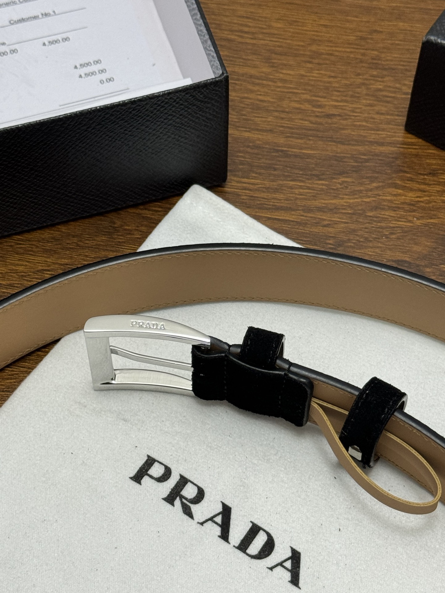 PRADA 3.5cm 颜色：黑色绒面皮革腰带风格简约之作末端醒目装饰涂珐琅三角形金属徽标 每个细节都体