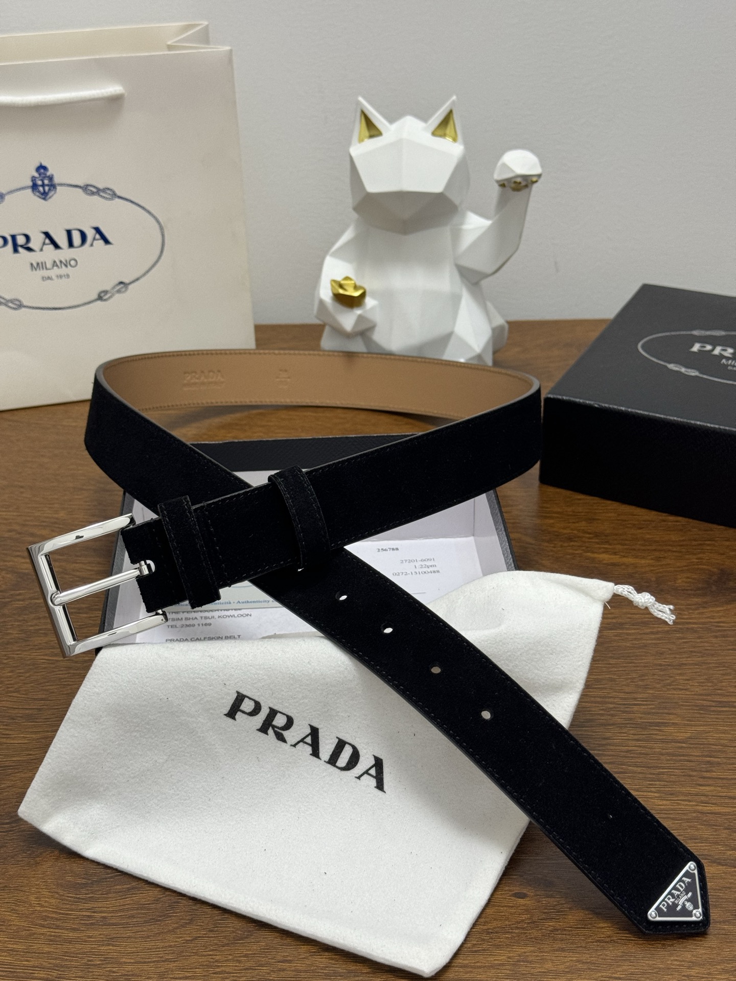 PRADA 3.5cm 颜色：黑色绒面皮革腰带风格简约之作末端醒目装饰涂珐琅三角形金属徽标 每个细节都体