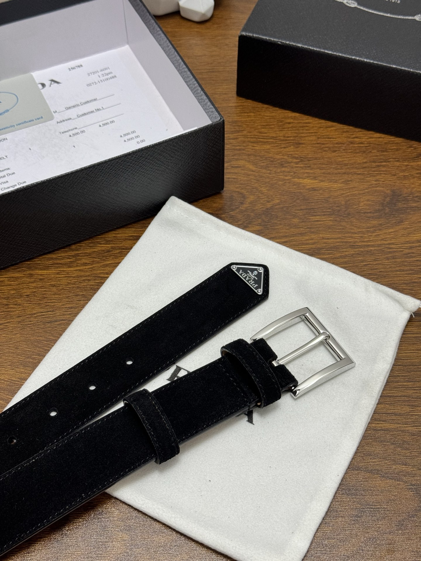 PRADA 3.5cm 颜色：黑色绒面皮革腰带风格简约之作末端醒目装饰涂珐琅三角形金属徽标 每个细节都体