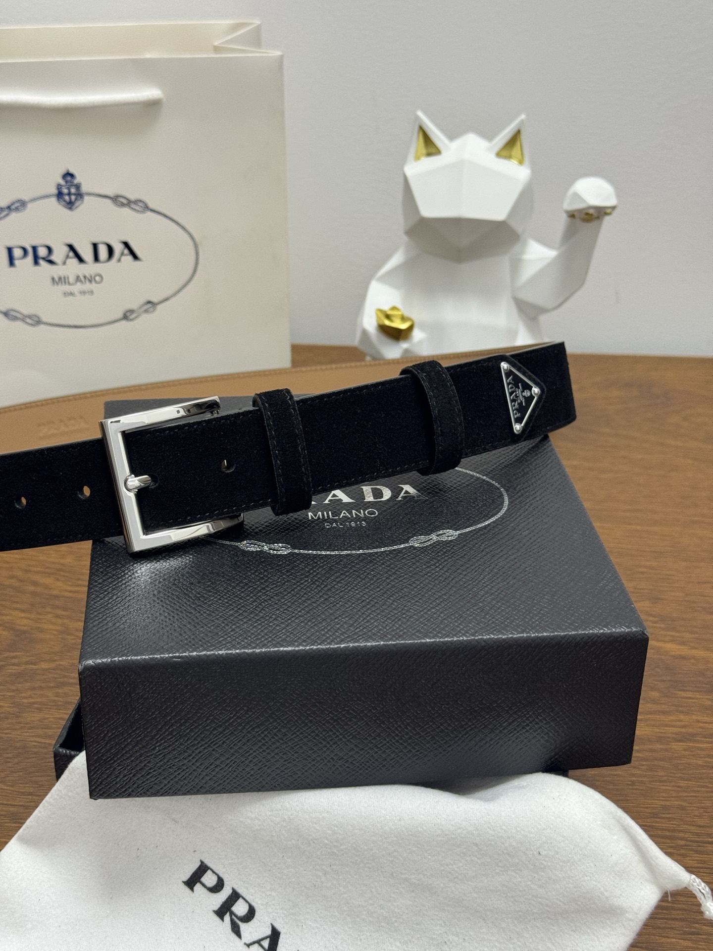 PRADA 3.5cm 颜色：黑色绒面皮革腰带风格简约之作末端醒目装饰涂珐琅三角形金属徽标 每个细节都体