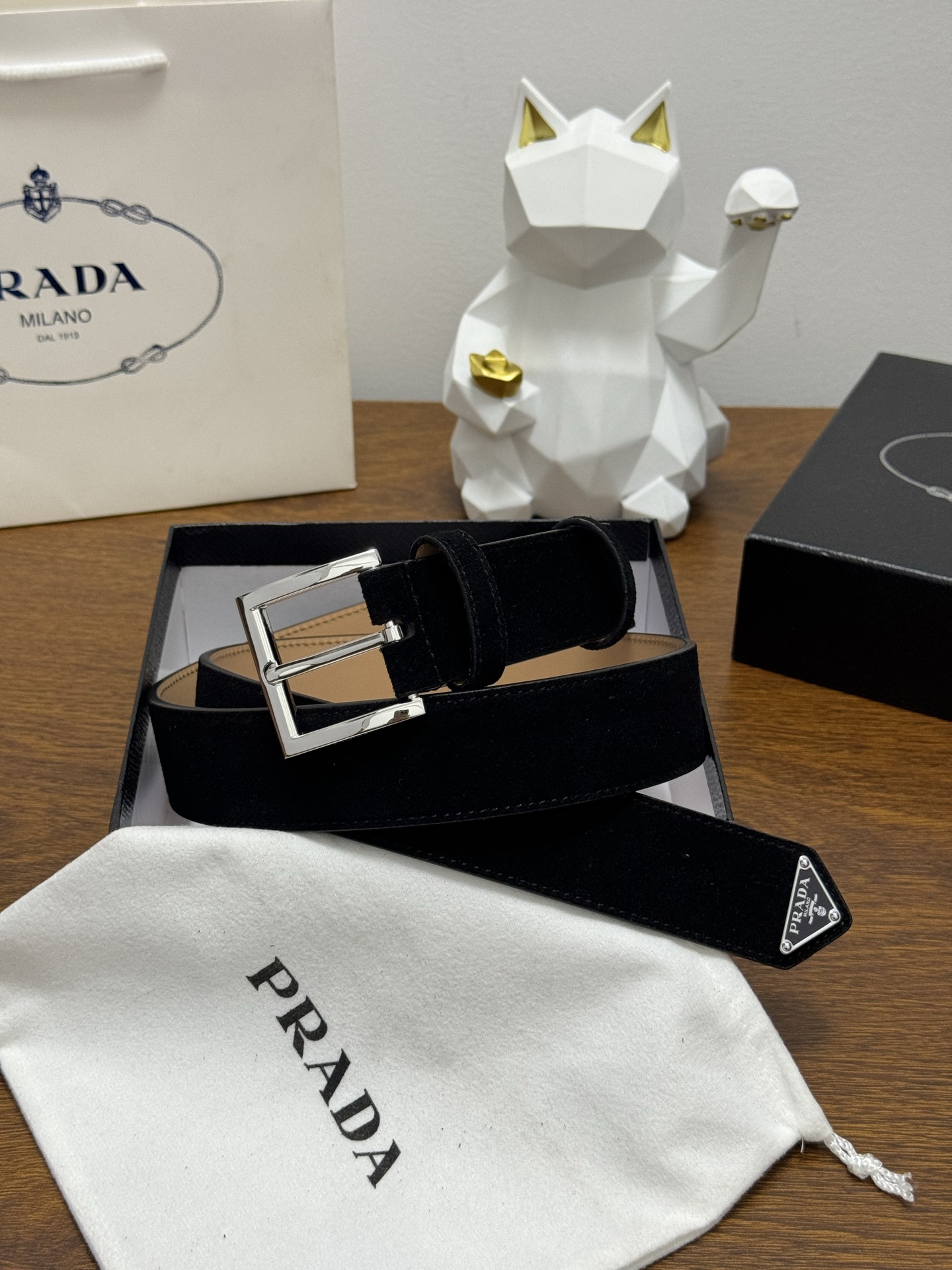 PRADA 3.5cm 颜色：黑色绒面皮革腰带风格简约之作末端醒目装饰涂珐琅三角形金属徽标 每个细节都体