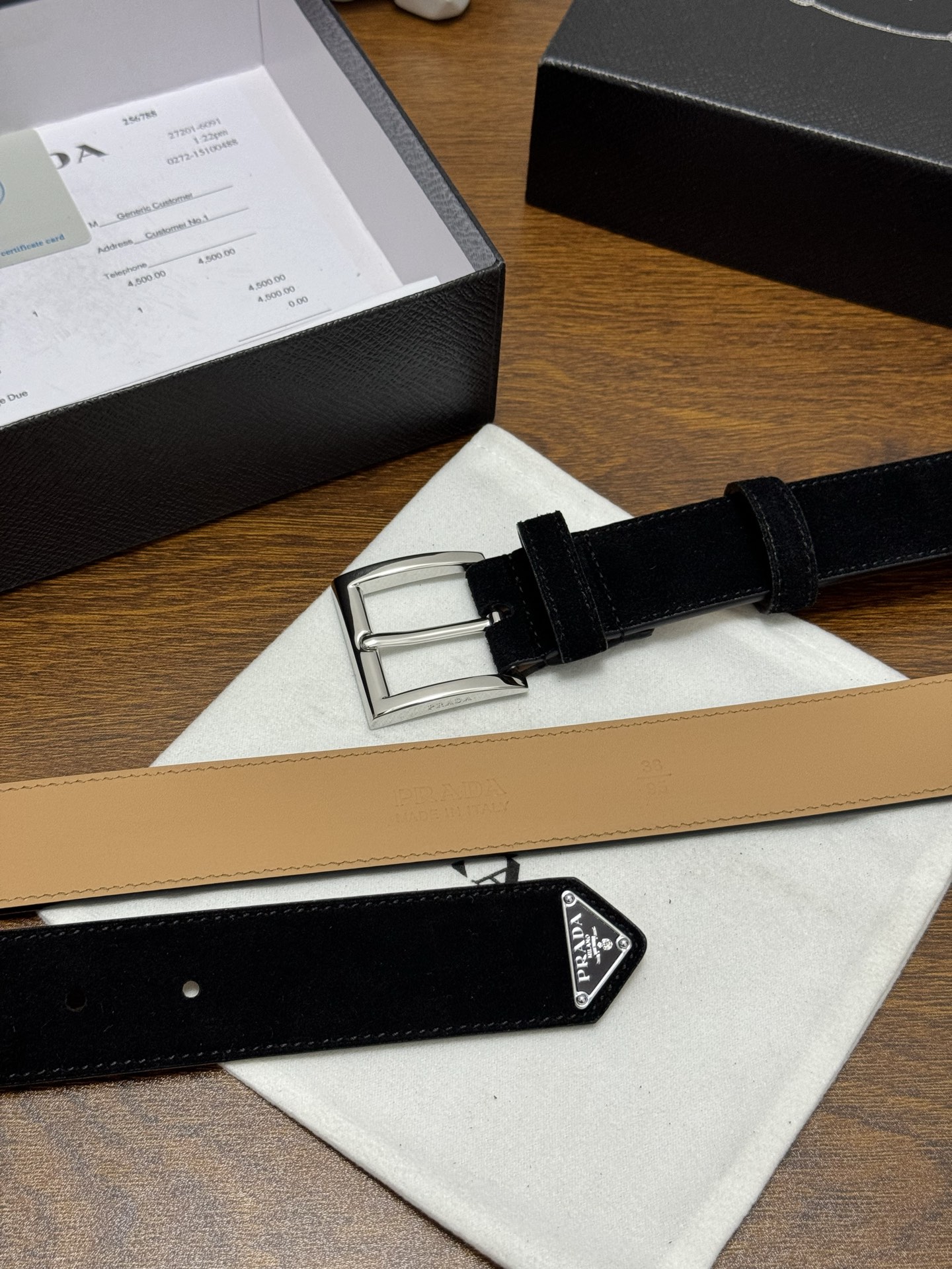 PRADA 3.5cm 颜色：黑色绒面皮革腰带风格简约之作末端醒目装饰涂珐琅三角形金属徽标 每个细节都体