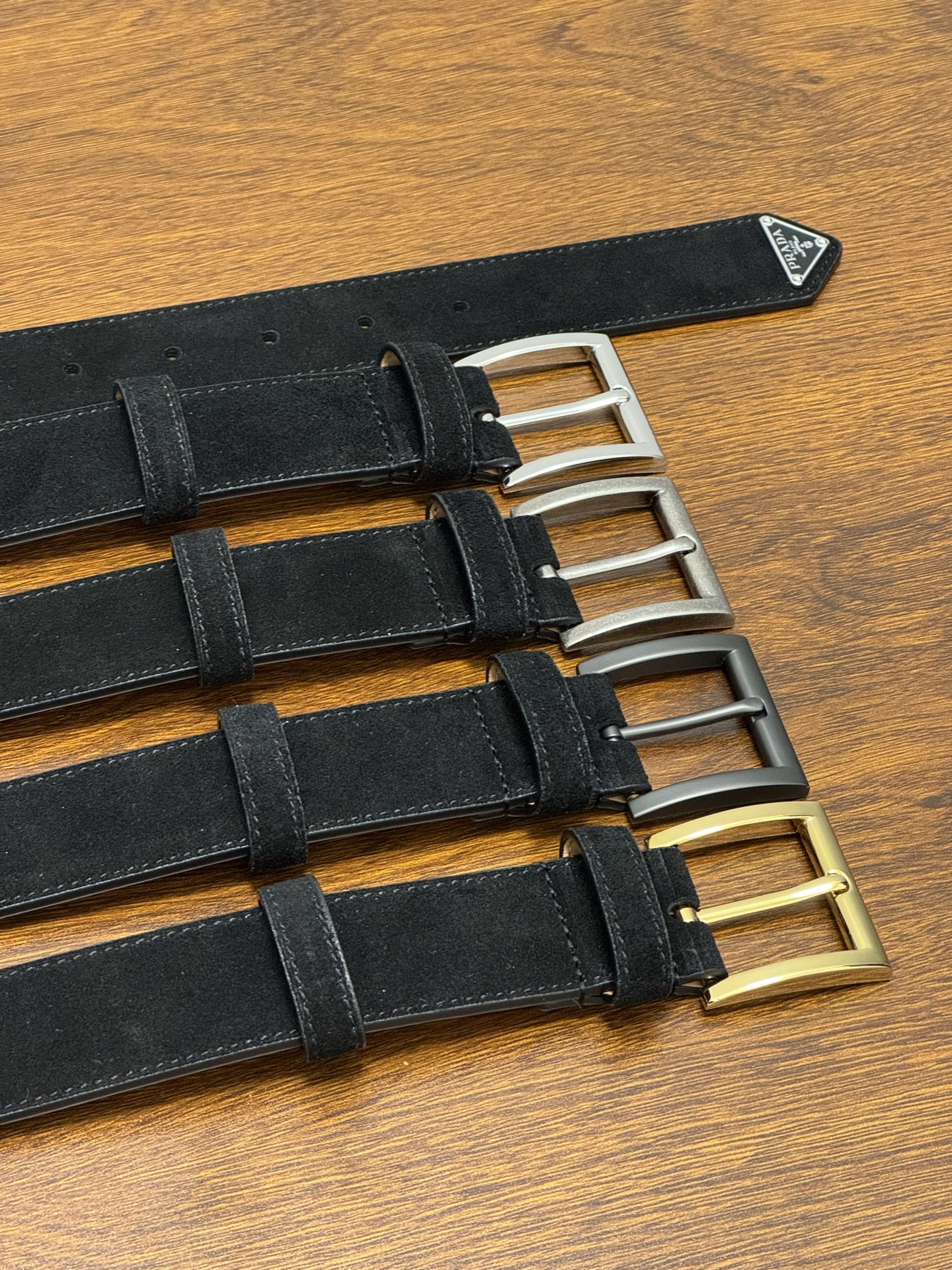 PRADA 3.5cm 颜色：黑色绒面皮革腰带风格简约之作末端醒目装饰涂珐琅三角形金属徽标 每个细节都体