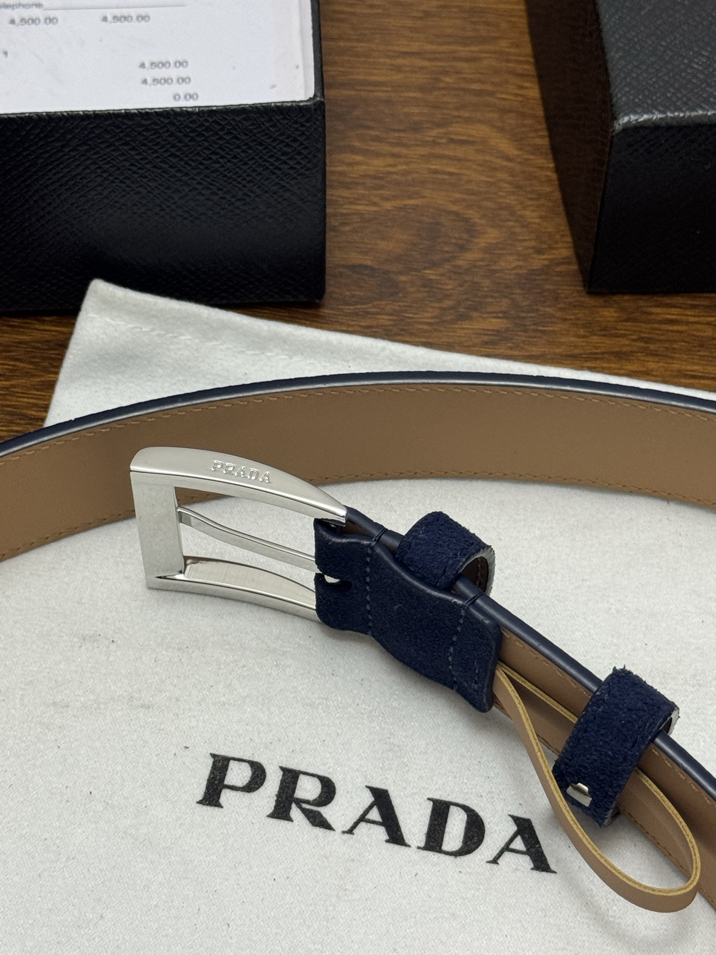 PRADA 3.5cm 颜色：蓝色绒面皮革腰带风格简约之作末端醒目装饰涂珐琅三角形金属徽标 每个细节都体