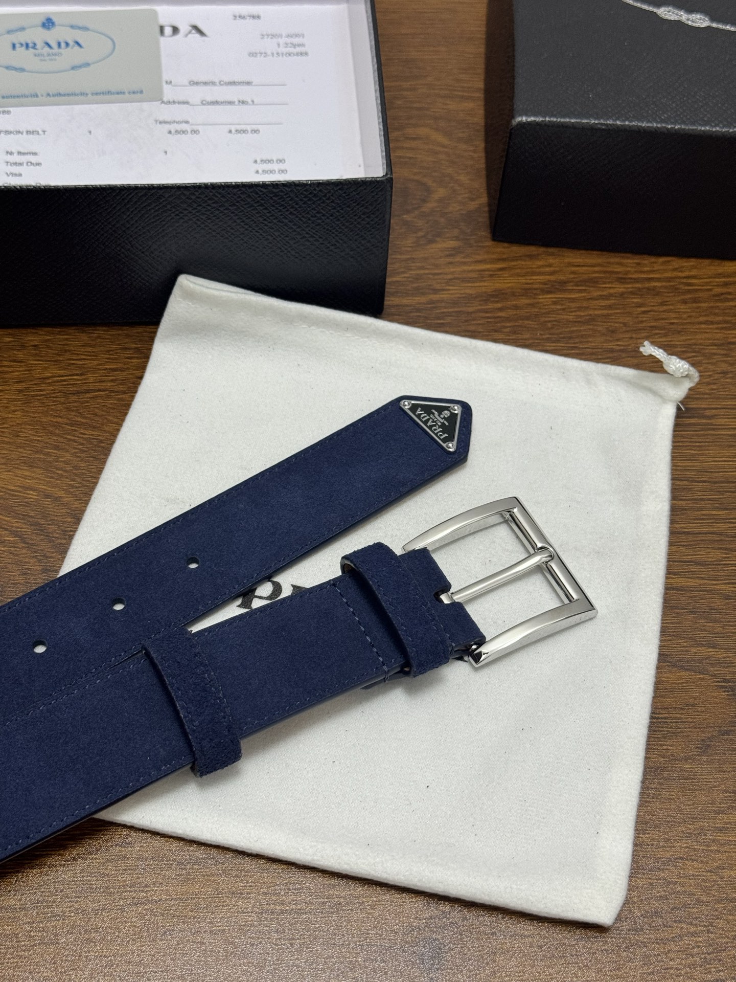 PRADA 3.5cm 颜色：蓝色绒面皮革腰带风格简约之作末端醒目装饰涂珐琅三角形金属徽标 每个细节都体