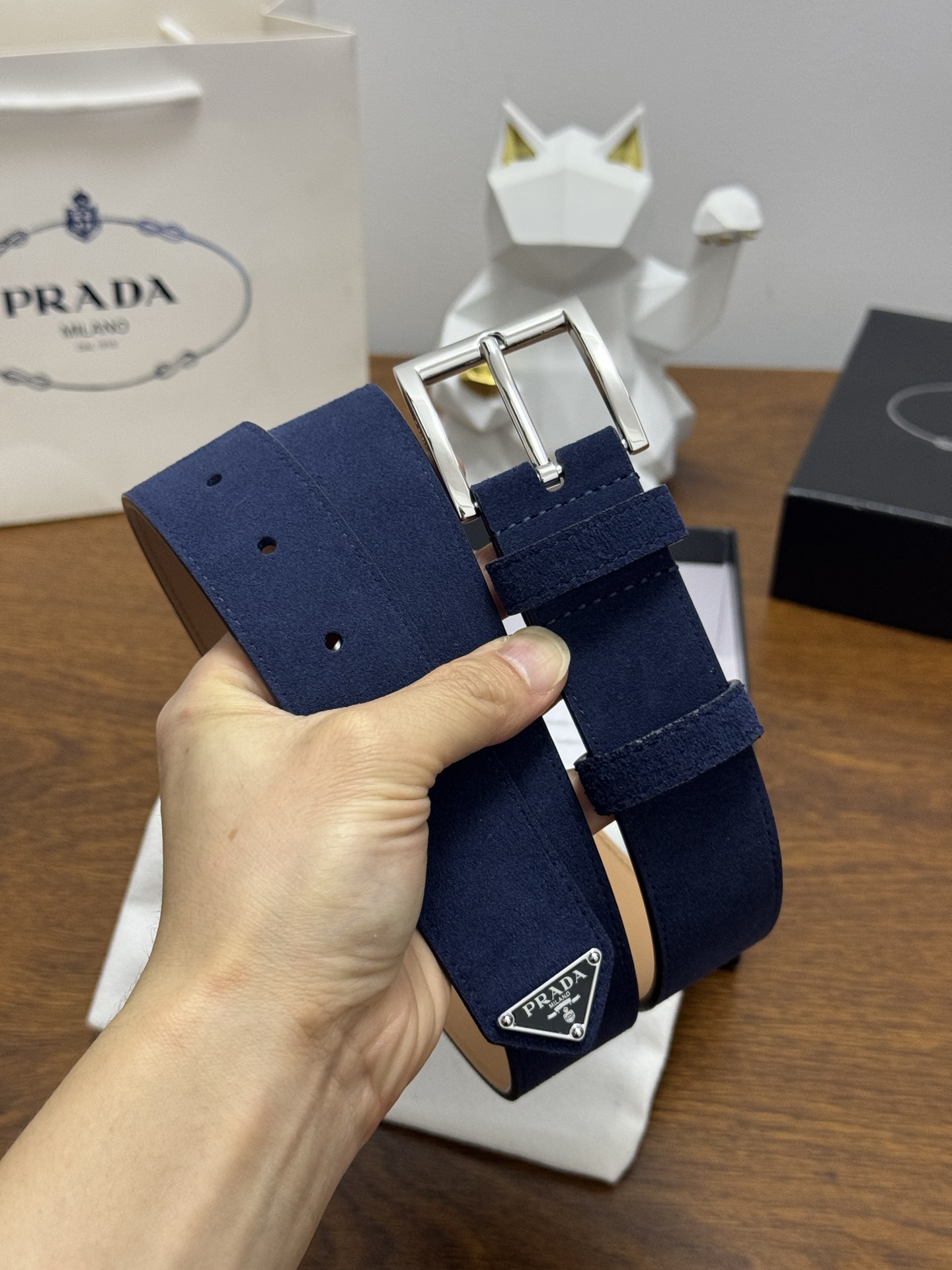 PRADA 3.5cm 颜色：蓝色绒面皮革腰带风格简约之作末端醒目装饰涂珐琅三角形金属徽标 每个细节都体