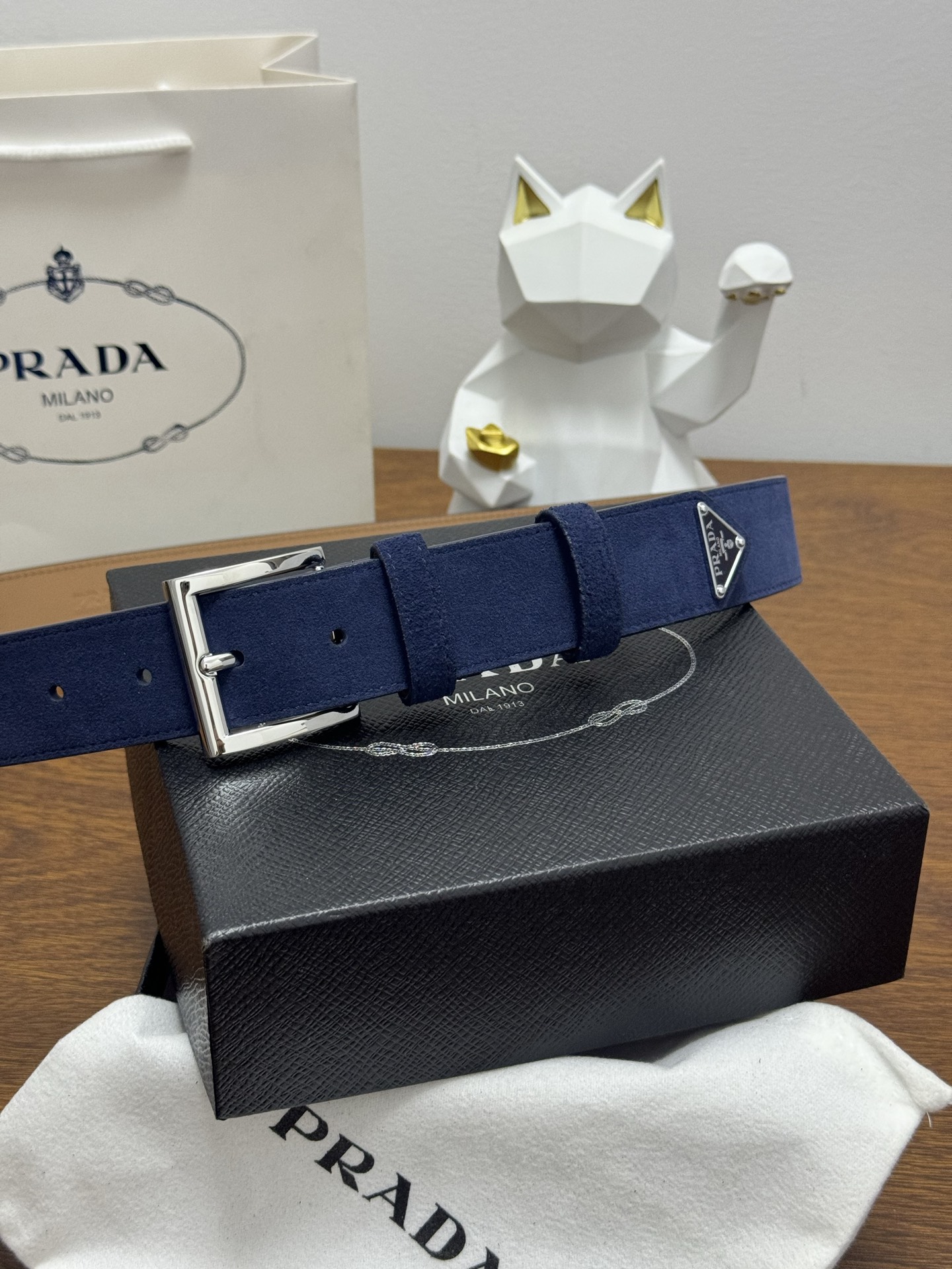 PRADA 3.5cm 颜色：蓝色绒面皮革腰带风格简约之作末端醒目装饰涂珐琅三角形金属徽标 每个细节都体
