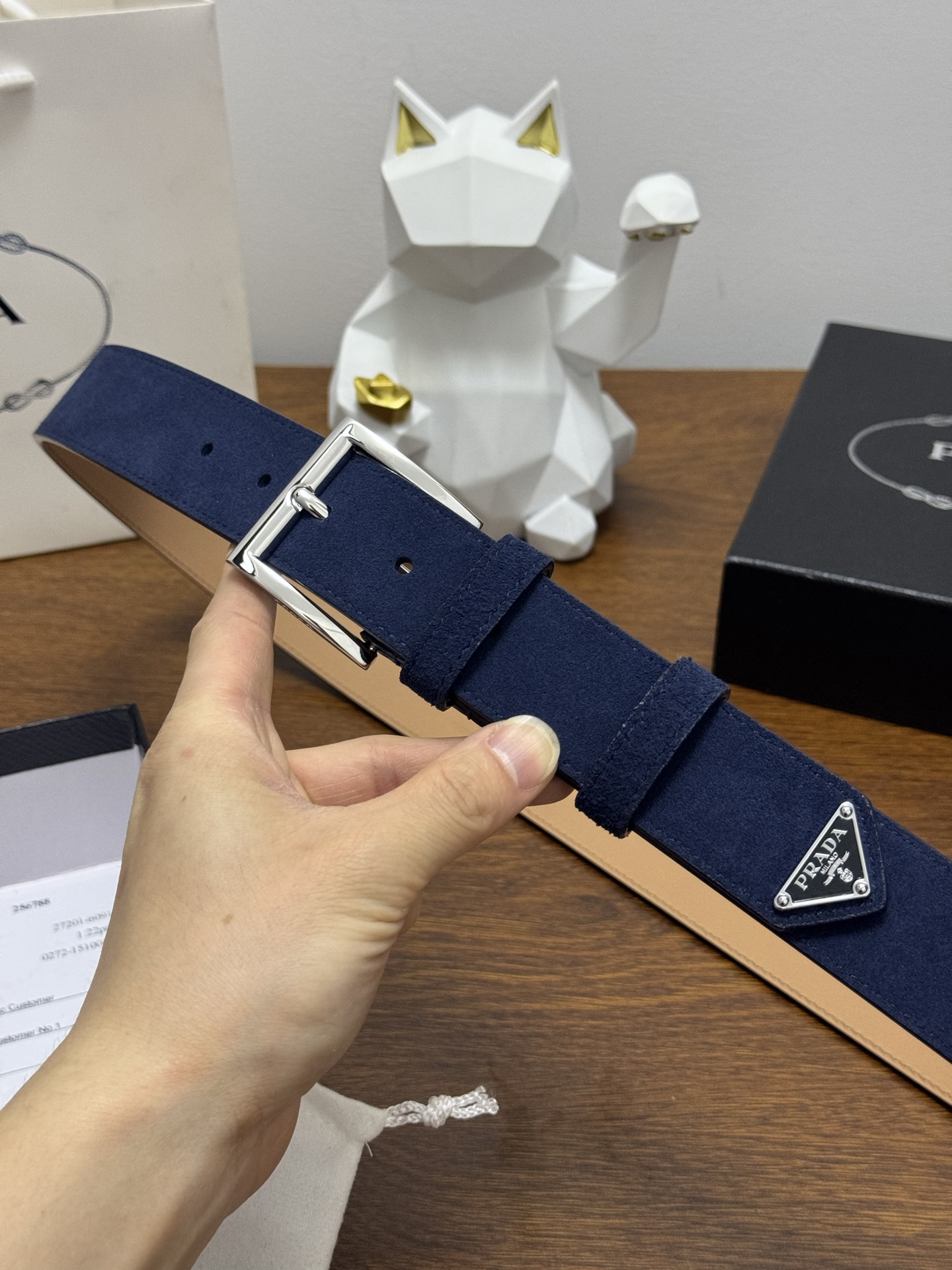 PRADA 3.5cm 颜色：蓝色绒面皮革腰带风格简约之作末端醒目装饰涂珐琅三角形金属徽标 每个细节都体